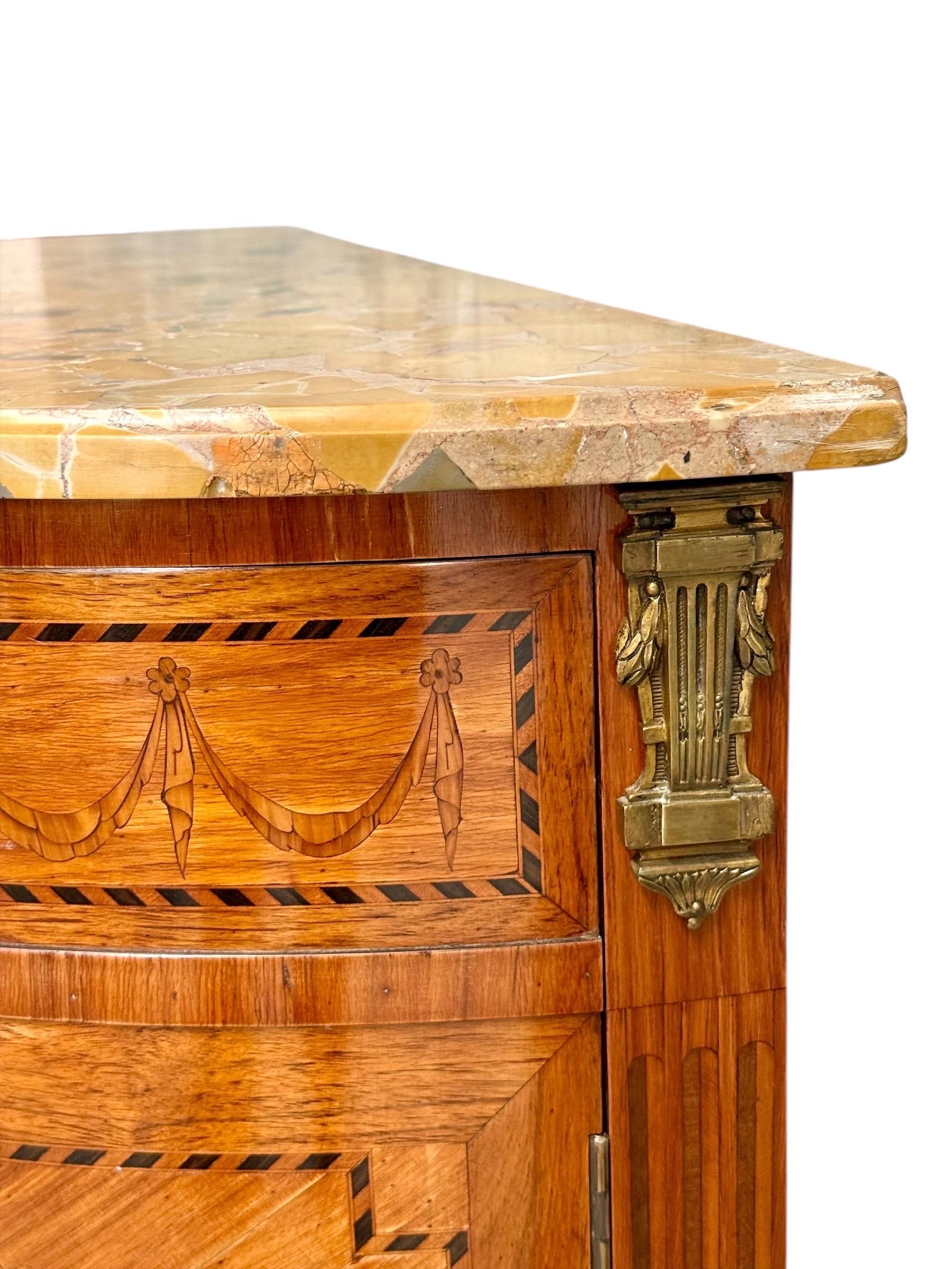 Cómoda demiluna estilo Luis XVI del siglo XIX con tapa de mármol Dorado en venta