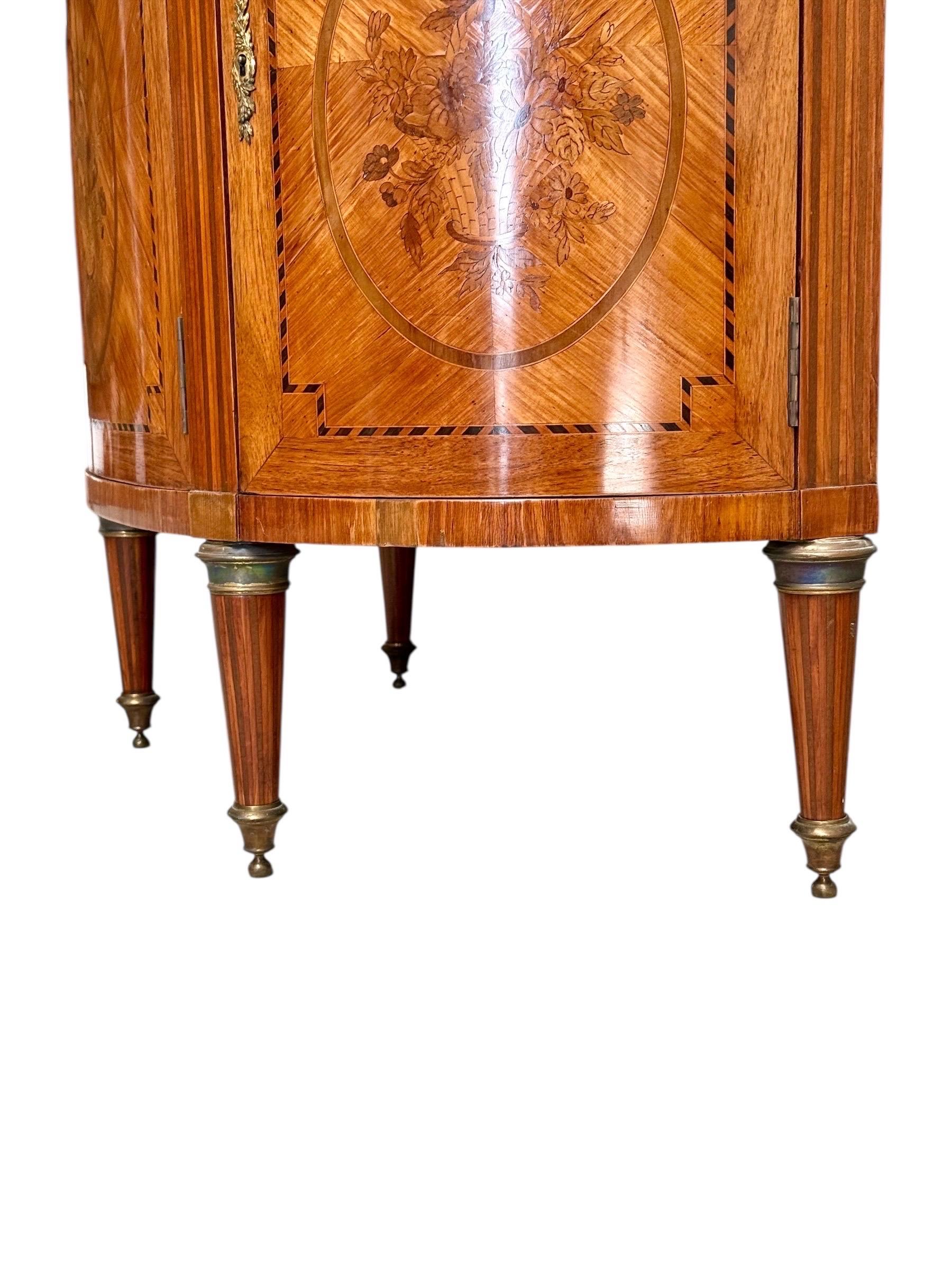Cómoda demiluna estilo Luis XVI del siglo XIX con tapa de mármol en Bueno estado para la venta en LA CIOTAT, FR