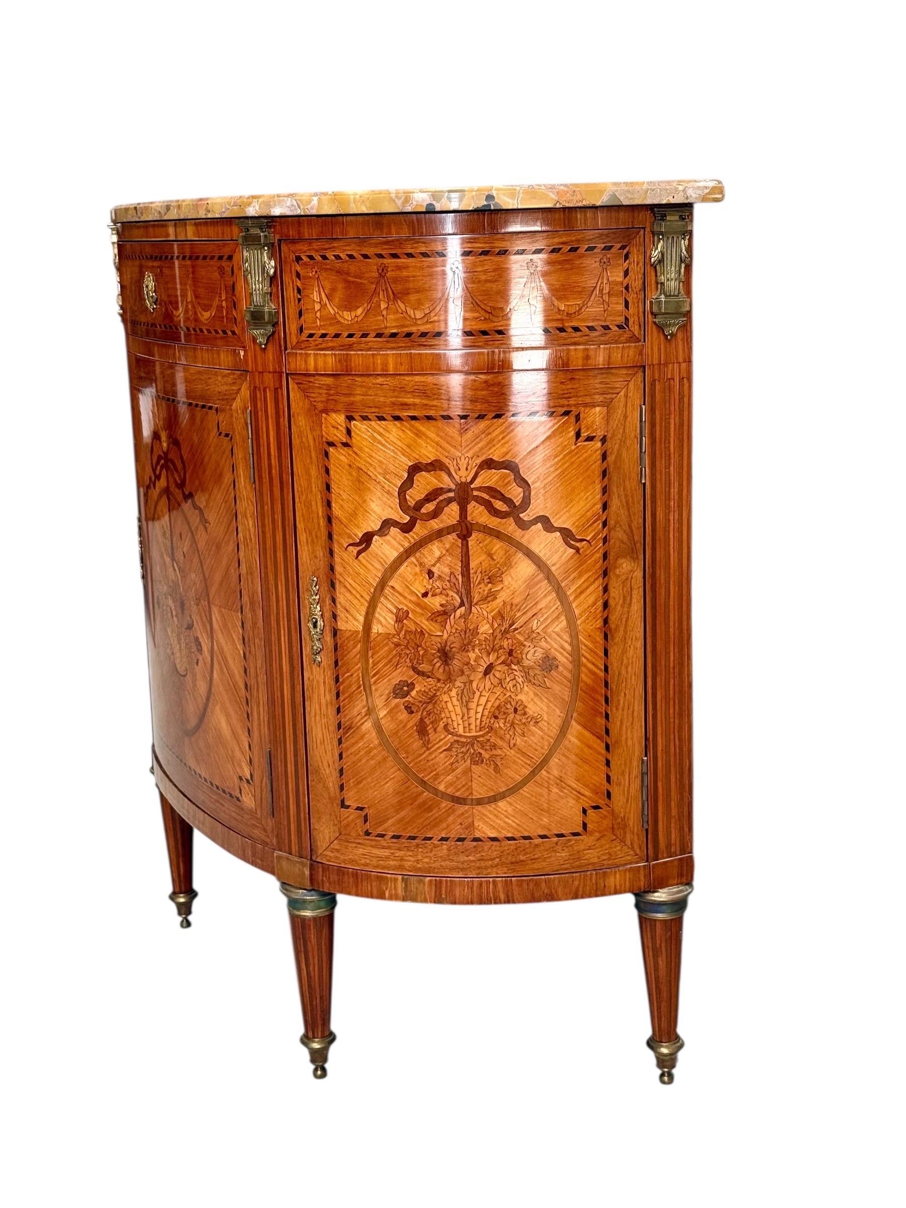 Cómoda demiluna estilo Luis XVI del siglo XIX con tapa de mármol en venta 2
