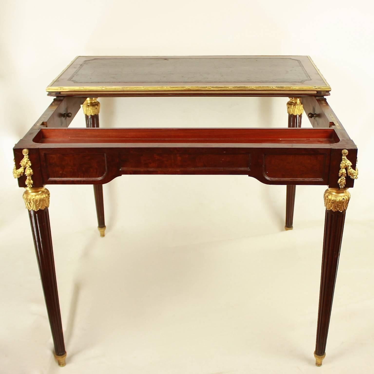 Ausziehbarer Spieltisch im Louis-XVI-Stil des 19. Jahrhunderts, Maison Jansen zugeschrieben (Spätes 19. Jahrhundert) im Angebot