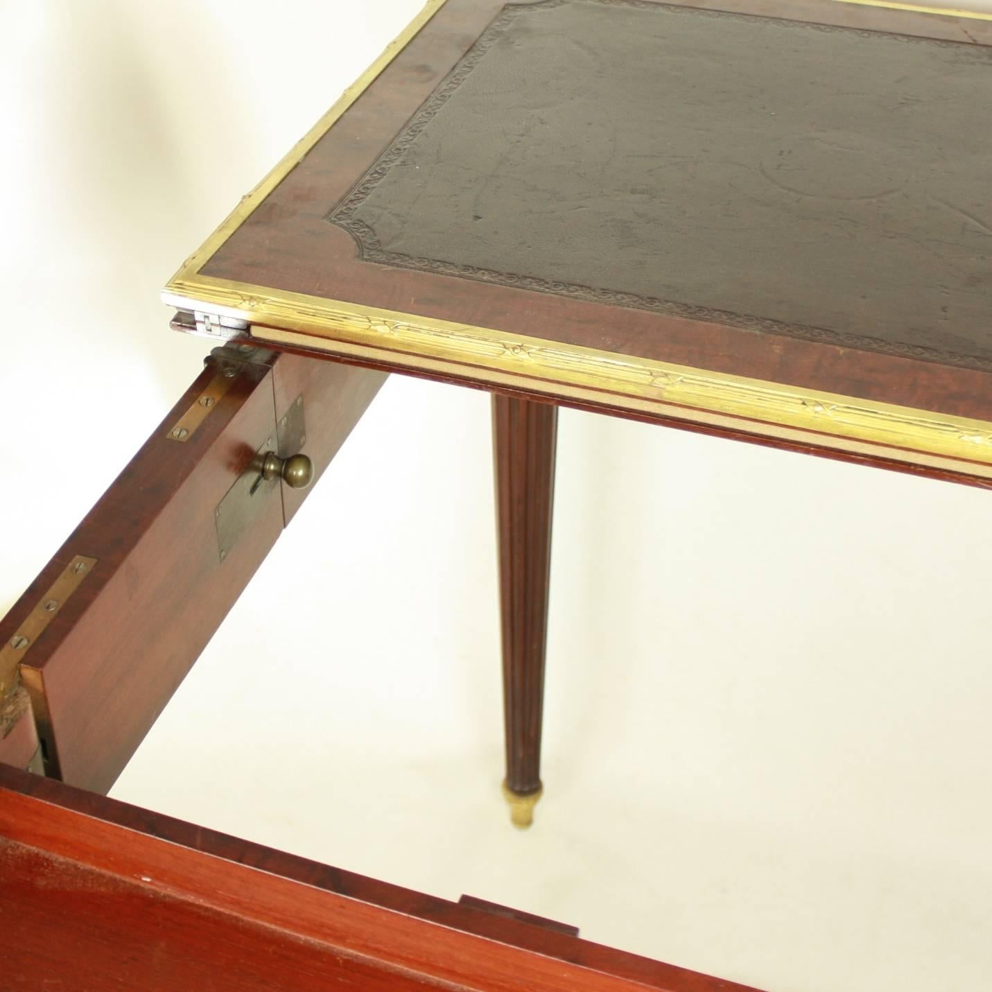 Ausziehbarer Spieltisch im Louis-XVI-Stil des 19. Jahrhunderts, Maison Jansen zugeschrieben (Goldbronze) im Angebot