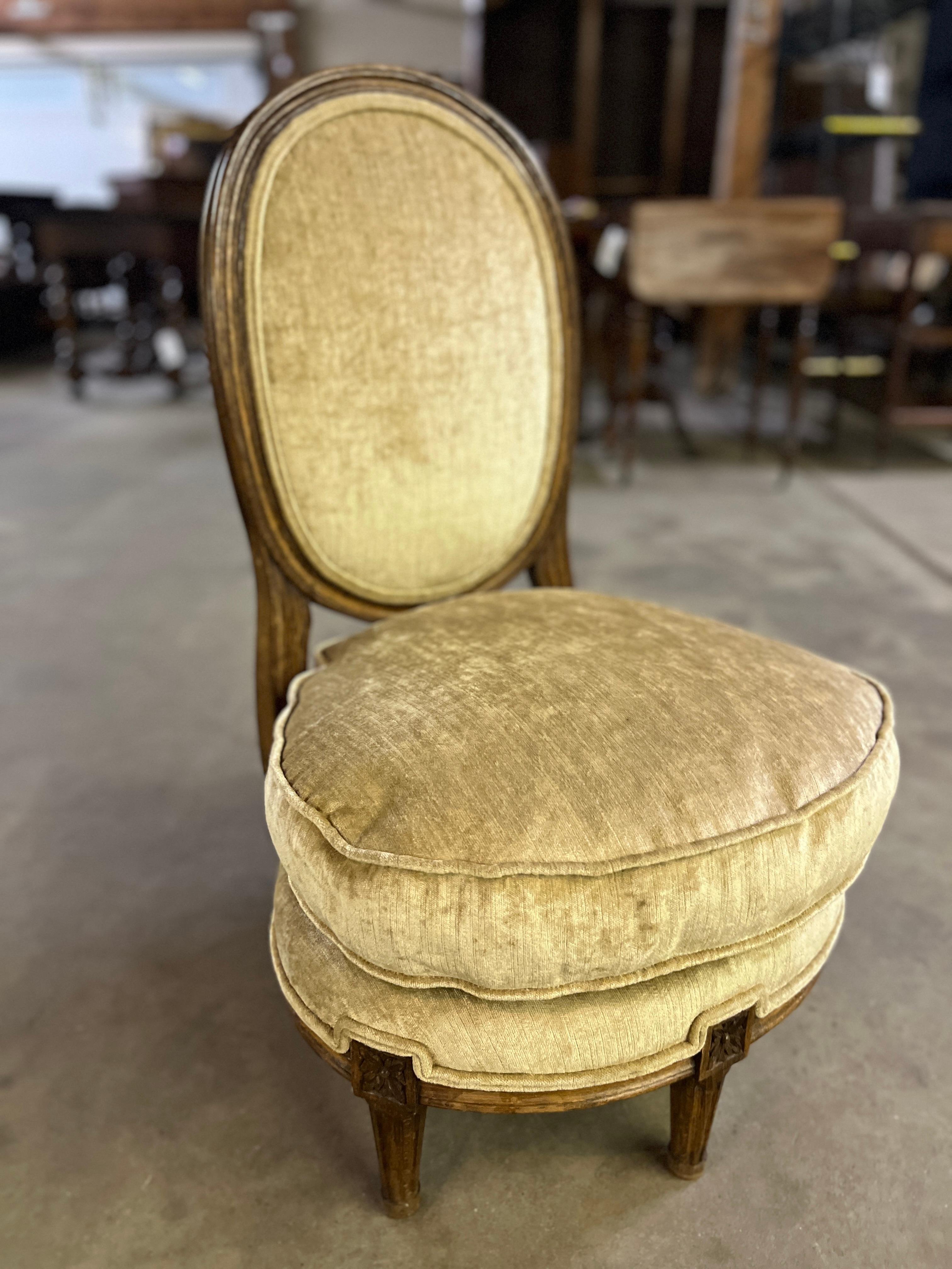 Sedia da camino a cinque gambe in stile Luigi XVI del XIX secolo
Bellissimo pezzo acquistato in Francia. Usura appropriata all'età, vedi foto dettagliate o scrivici per qualsiasi domanda. 