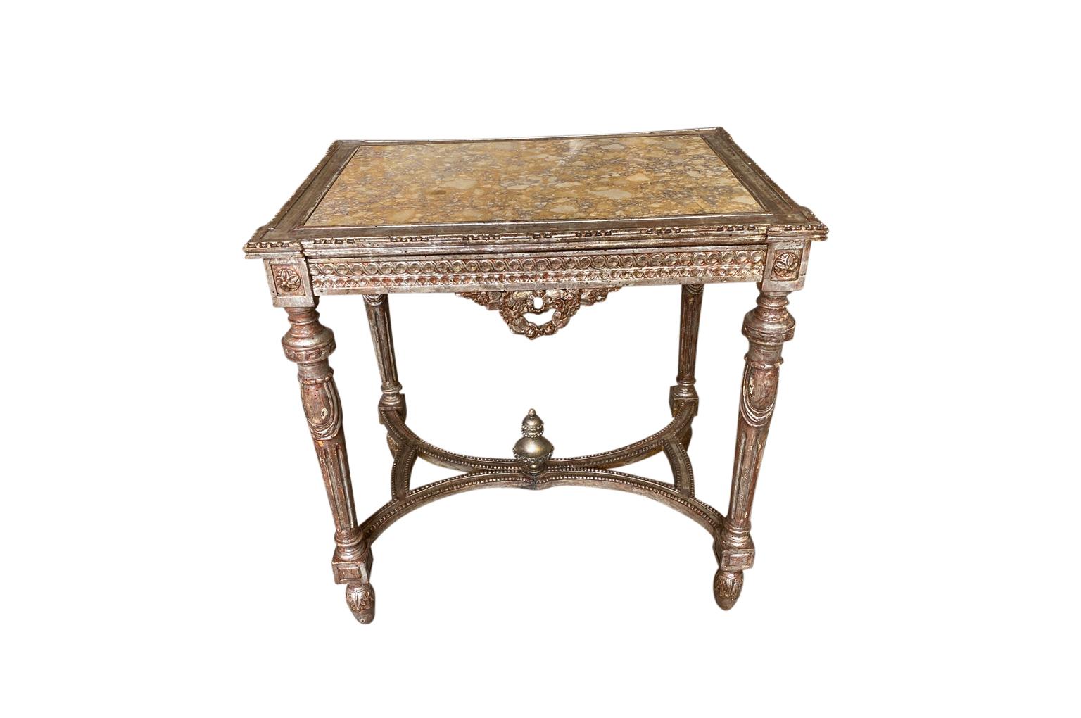 Une très belle console de style Louis XVI du 19ème siècle - table d'appoint. Magnifiquement construit en bois doré et argenté, avec un superbe plateau en marbre. Une très belle pièce qui ajoutera de l'élégance à son environnement. Merveilleuse