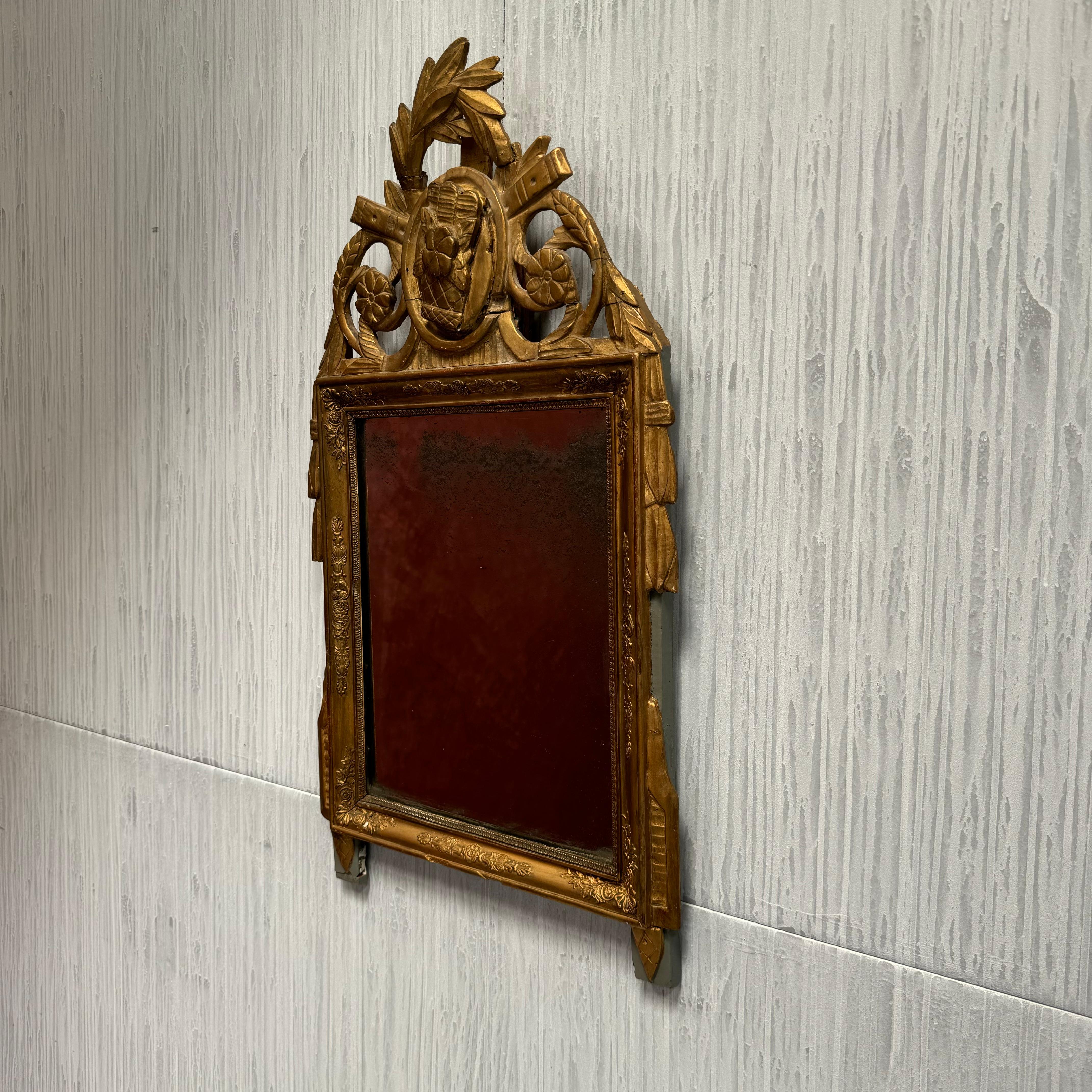 Specchio nuziale in legno dorato francese in stile Luigi XVI della fine del XIX secolo
Superficie originale in legno dorato e piastra a specchio
In buone condizioni