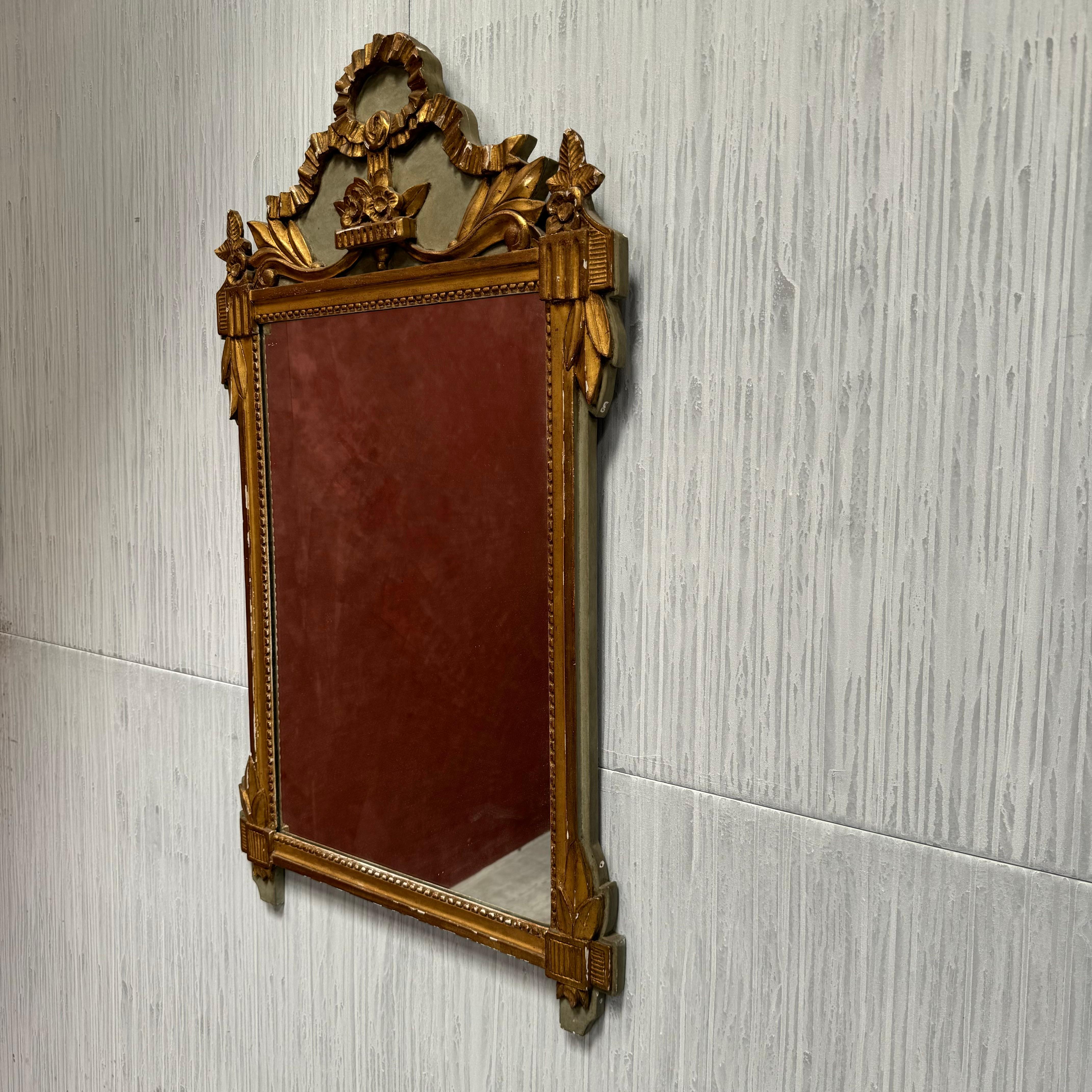 Miroir de mariage en bois doré français de style Louis XVI de la fin du 19e siècle
Surface et plaque de miroir en bois doré d'origine
En bon état.