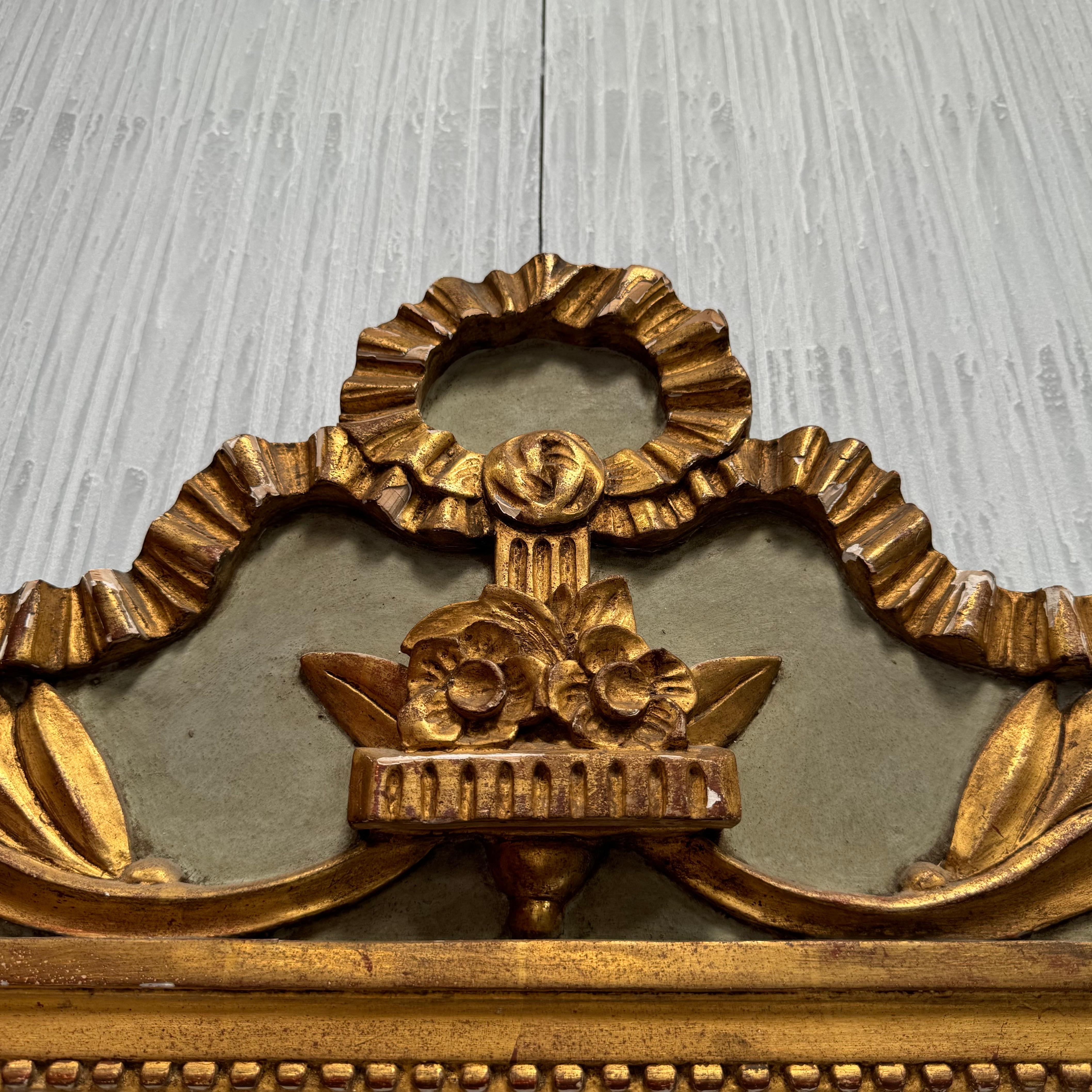 Français Miroir de mariage en bois doré français de style Louis XVI du 19e siècle en vente
