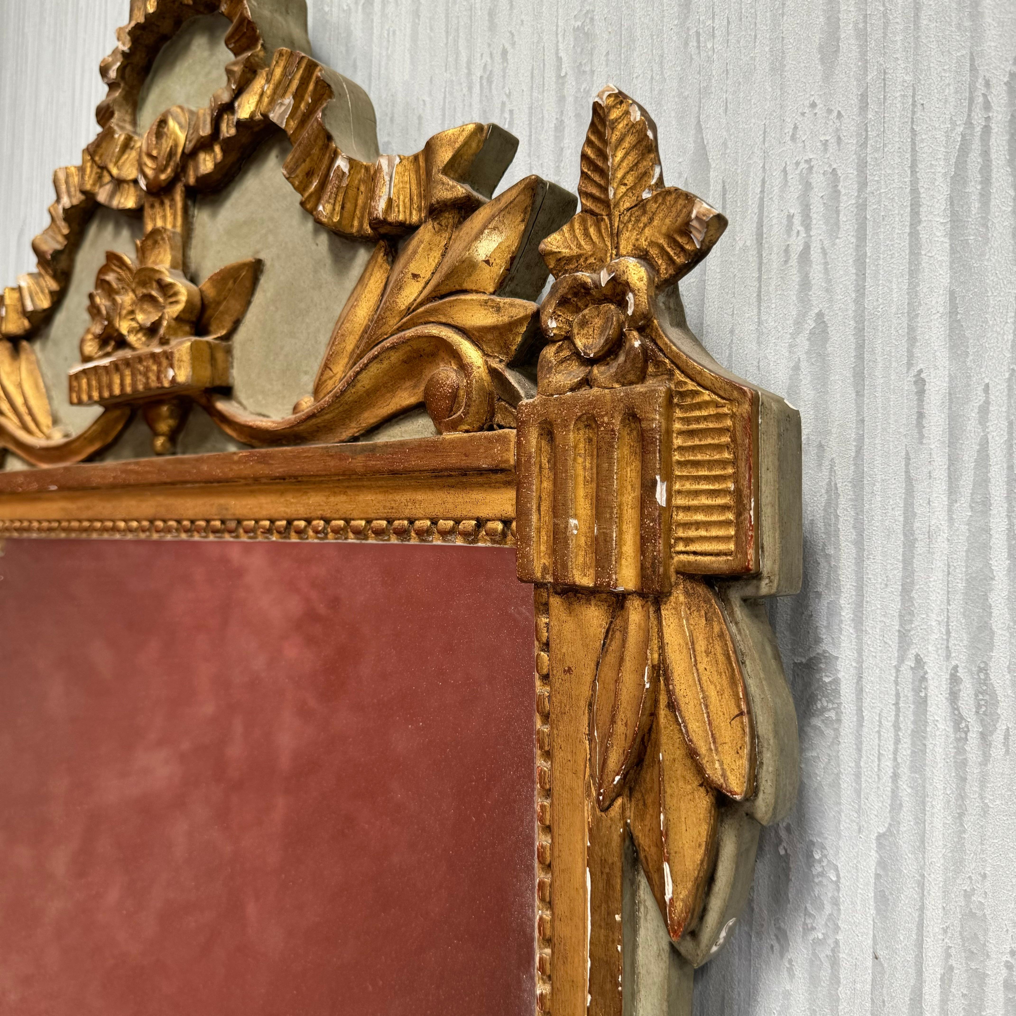 Sculpté à la main Miroir de mariage en bois doré français de style Louis XVI du 19e siècle en vente