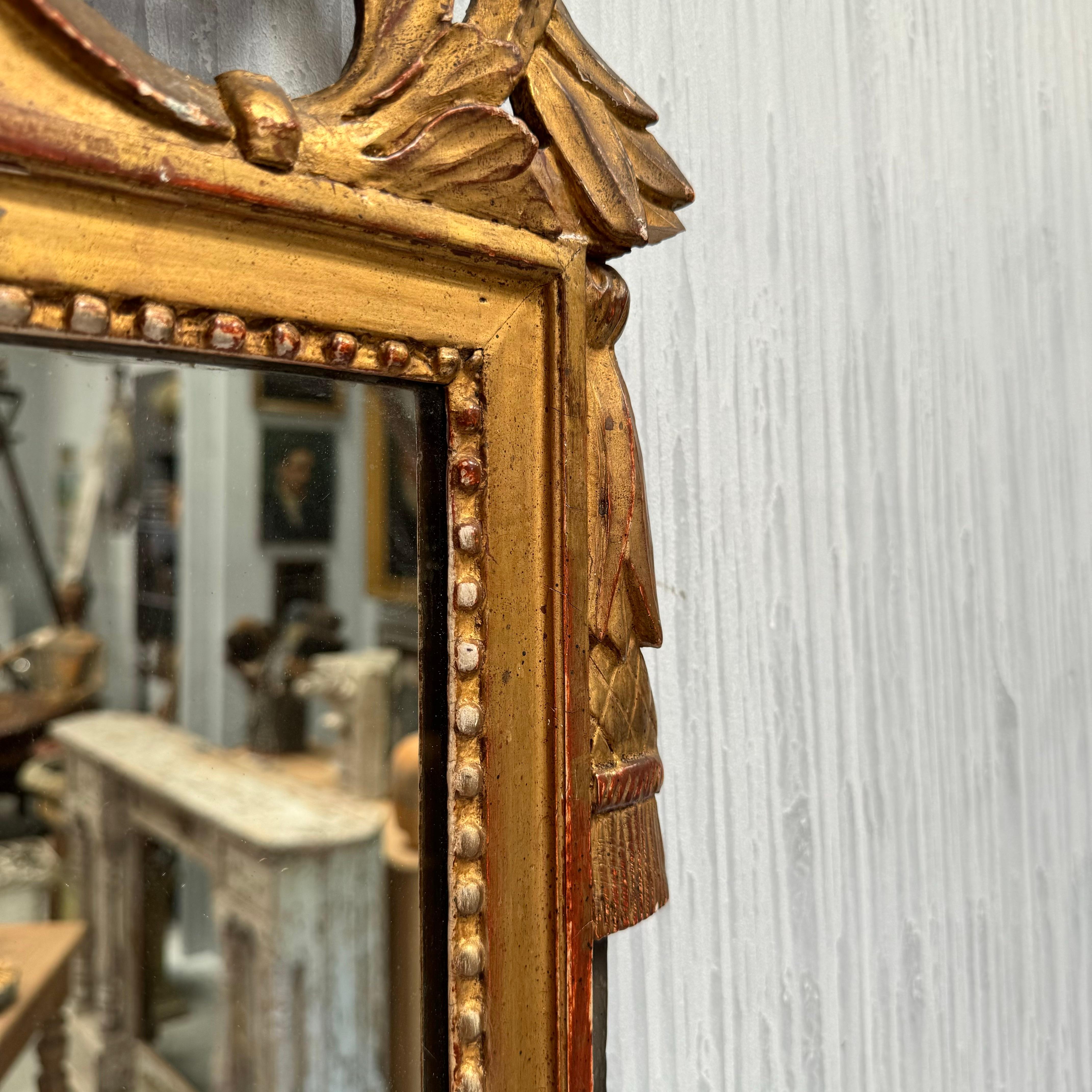 Specchio da sposa francese in legno dorato del XIX secolo in stile Luigi XVI in vendita 2