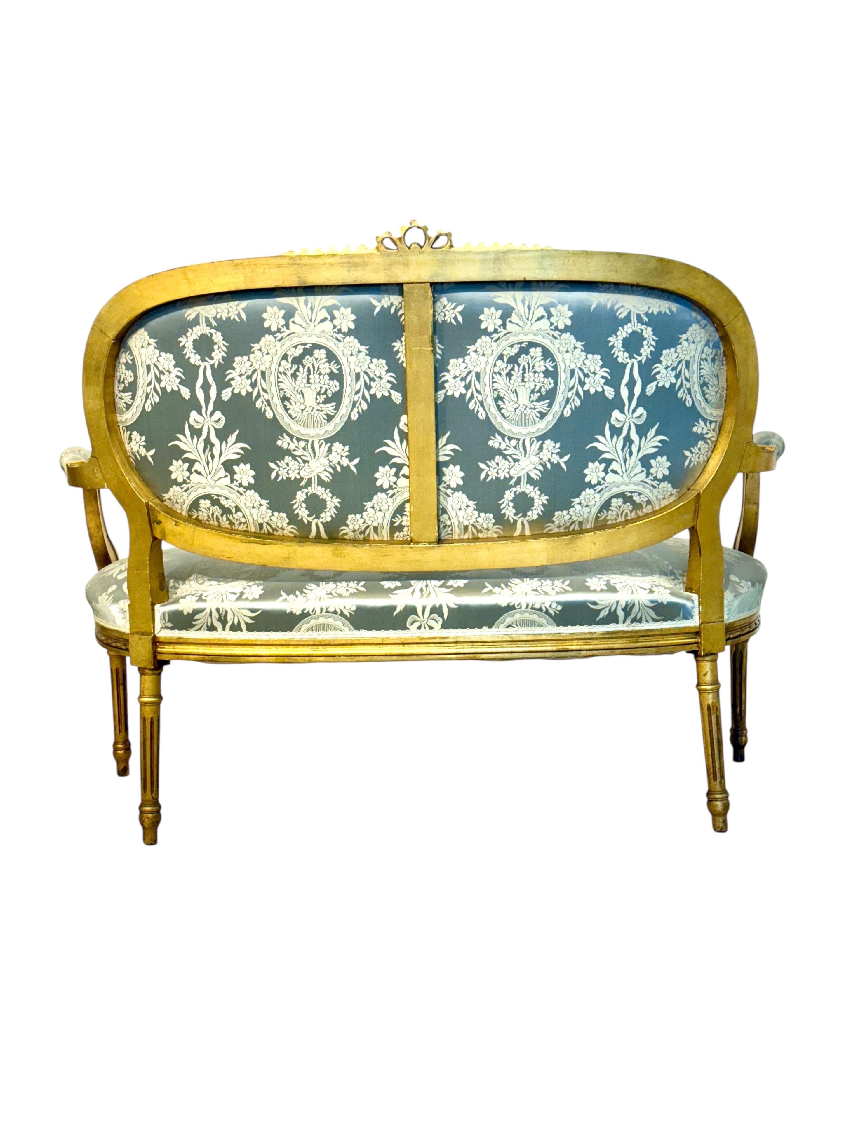 Französisches Sofa im Louis-XVI-Stil des 19. (Damast) im Angebot