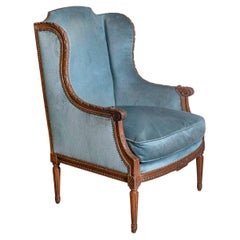 Bergère à Oreilles en noyer de style Louis XVI du 19ème siècle avec décor sculpté