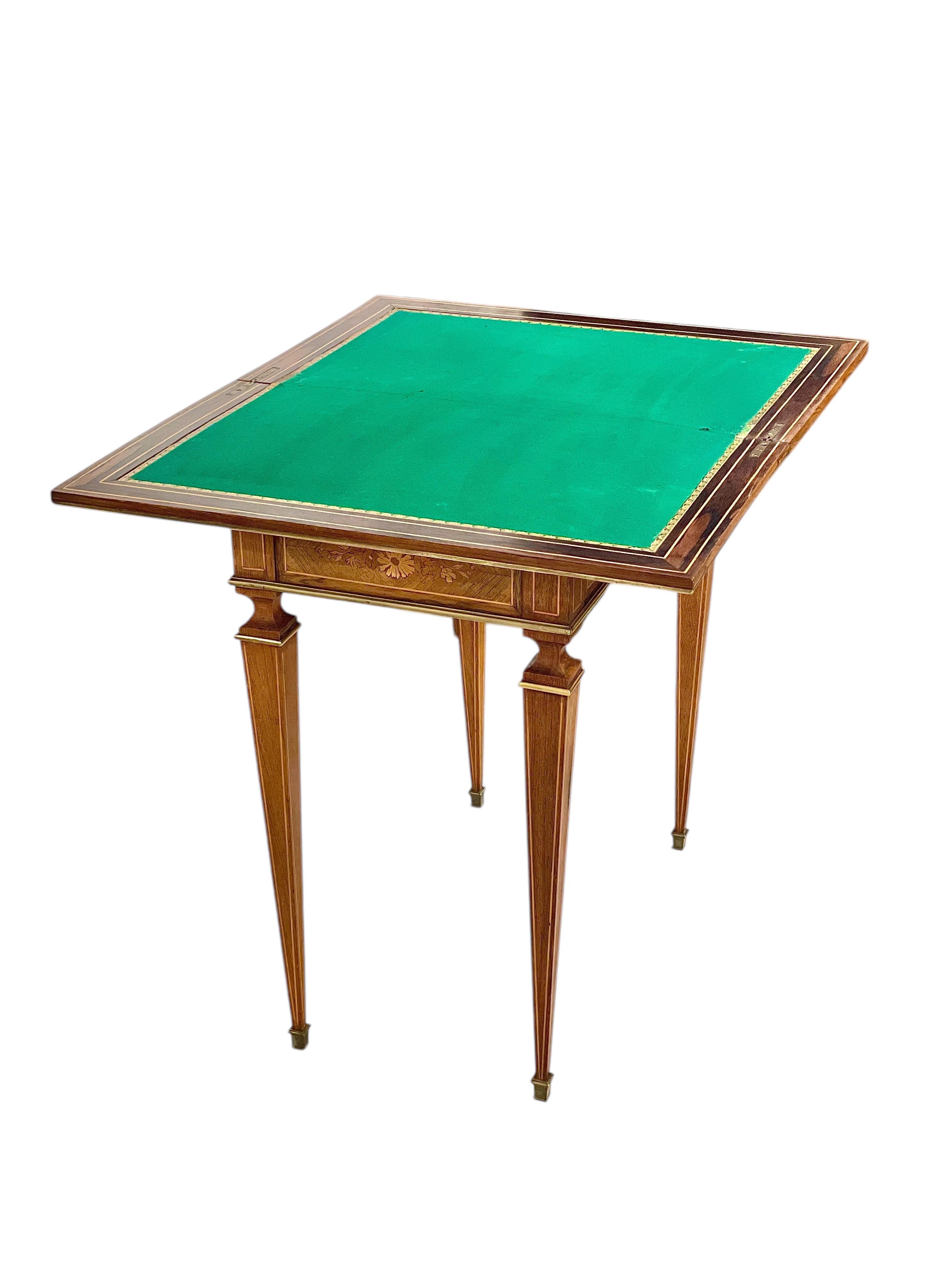 Mesa de juego estilo Luis XVI del siglo XIX con marquetería y detalles de bronce dorado en venta 4