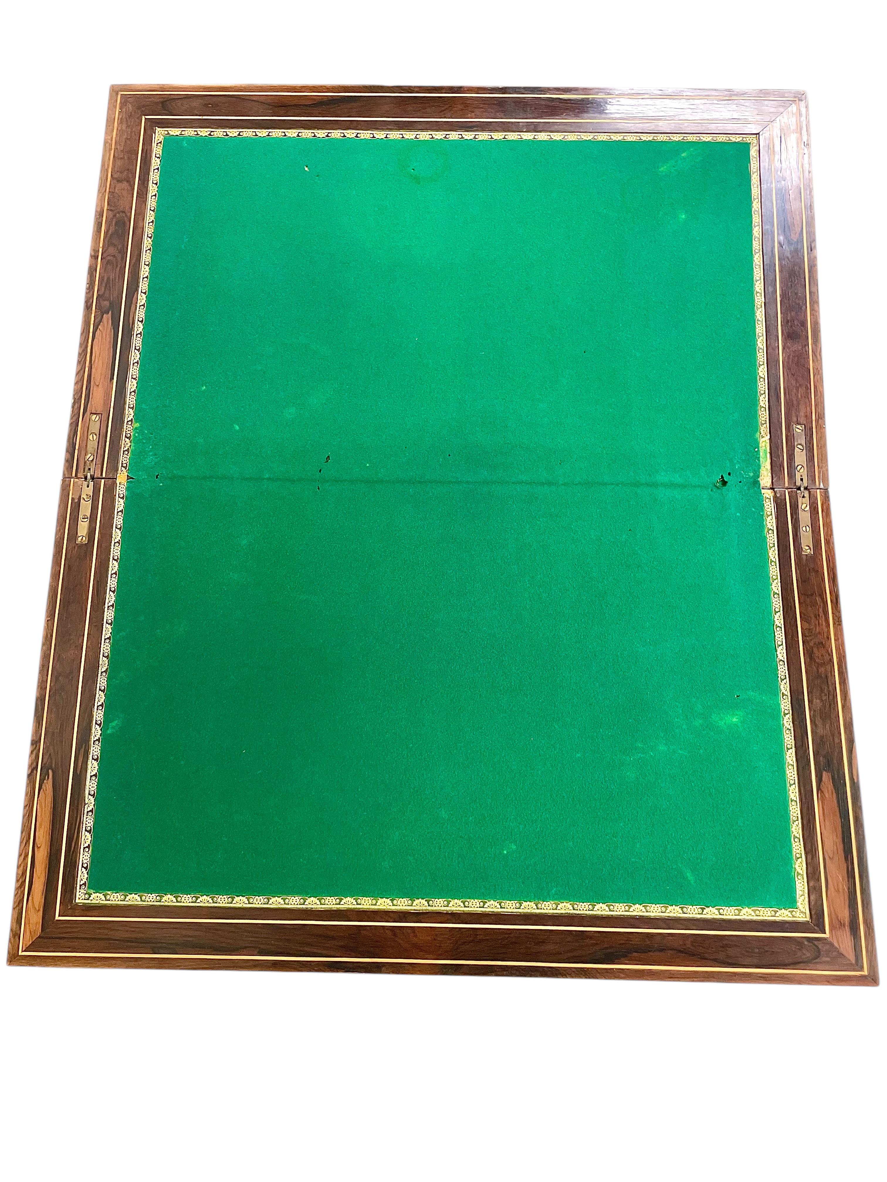Mesa de juego estilo Luis XVI del siglo XIX con marquetería y detalles de bronce dorado en venta 5