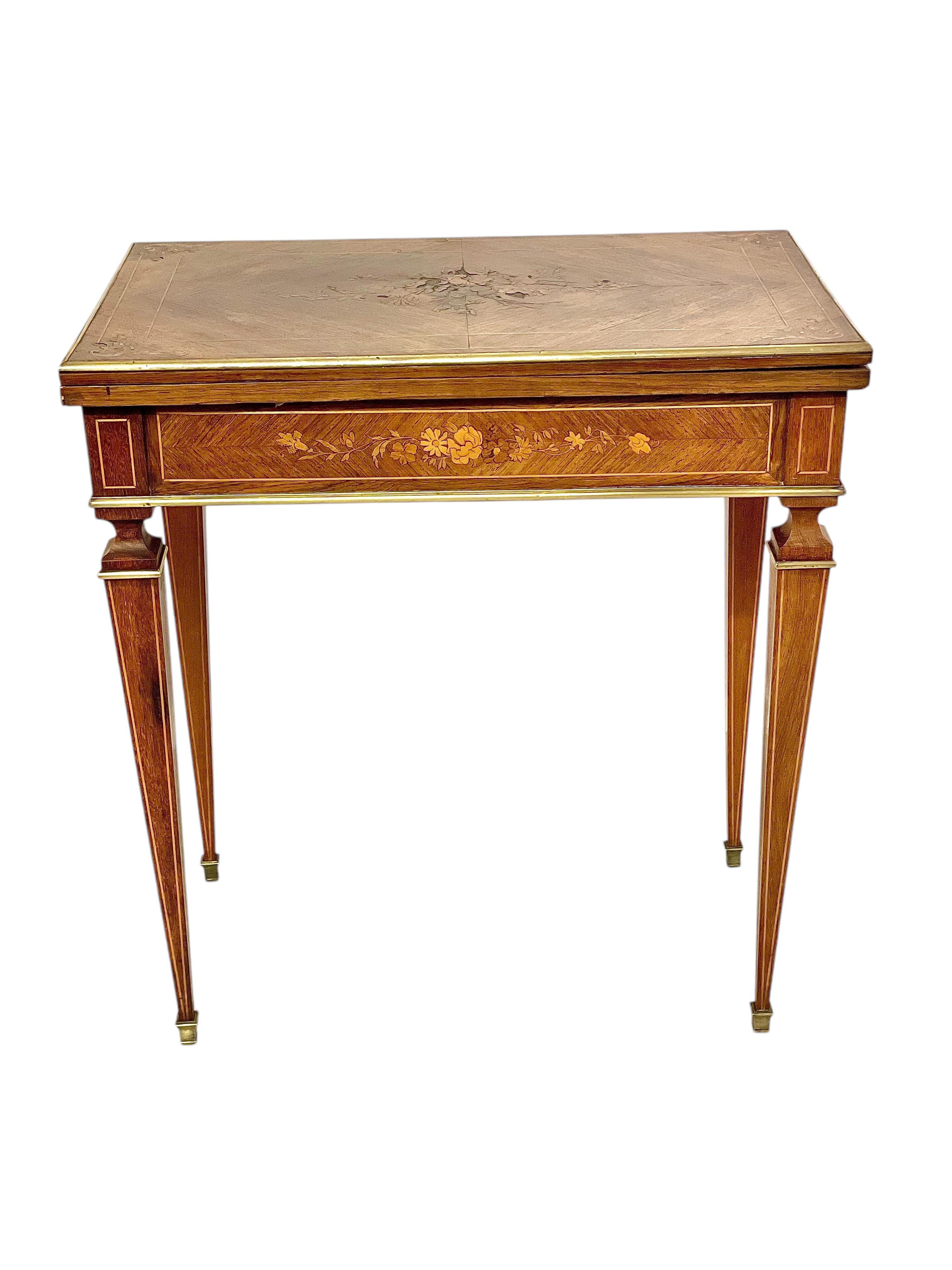 Mesa de juego estilo Luis XVI del siglo XIX con marquetería y detalles de bronce dorado en venta 9