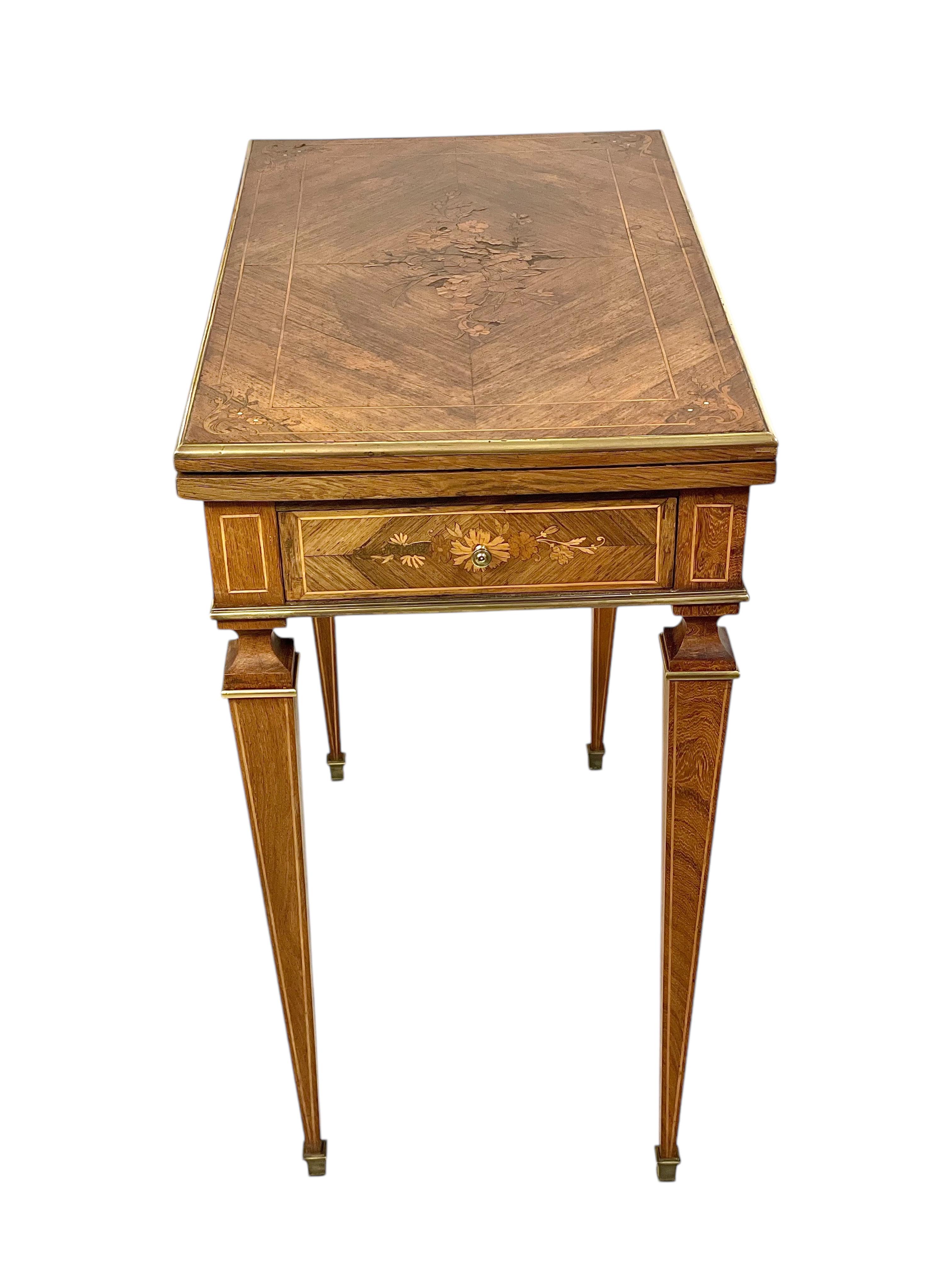 Mesa de juego estilo Luis XVI del siglo XIX con marquetería y detalles de bronce dorado en venta 10