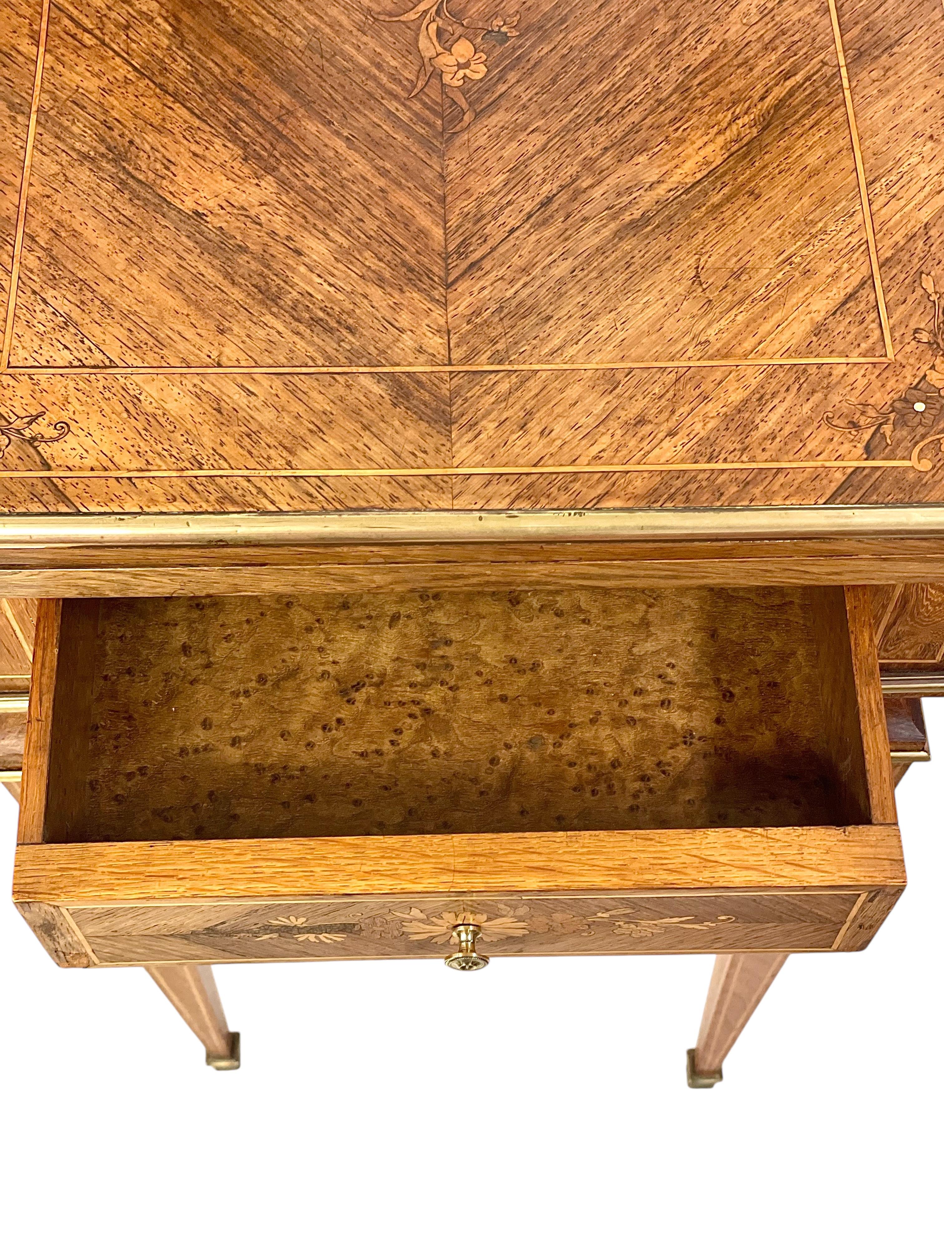 Mesa de juego estilo Luis XVI del siglo XIX con marquetería y detalles de bronce dorado en venta 11