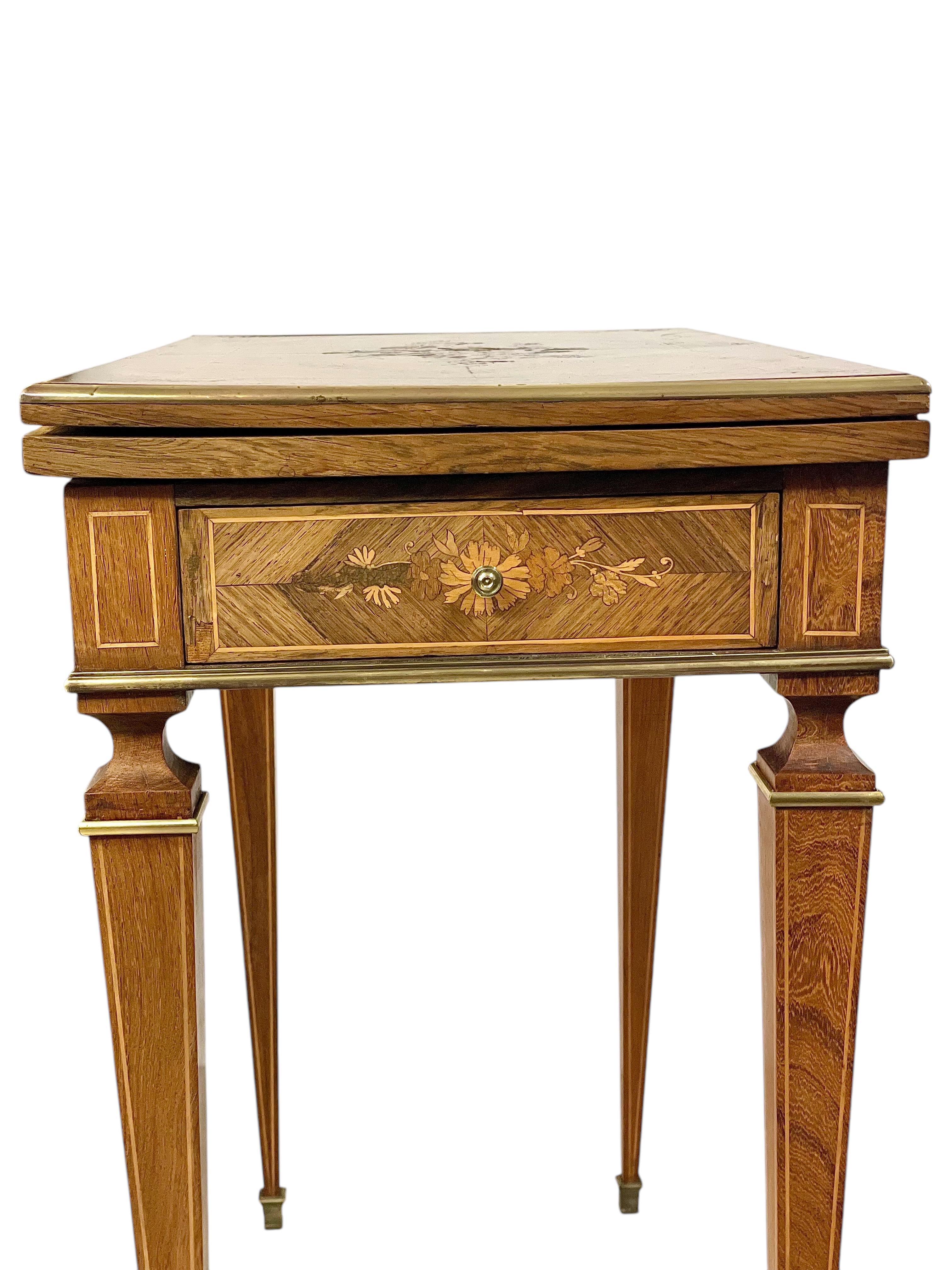 Mesa de juego estilo Luis XVI del siglo XIX con marquetería y detalles de bronce dorado en venta 12