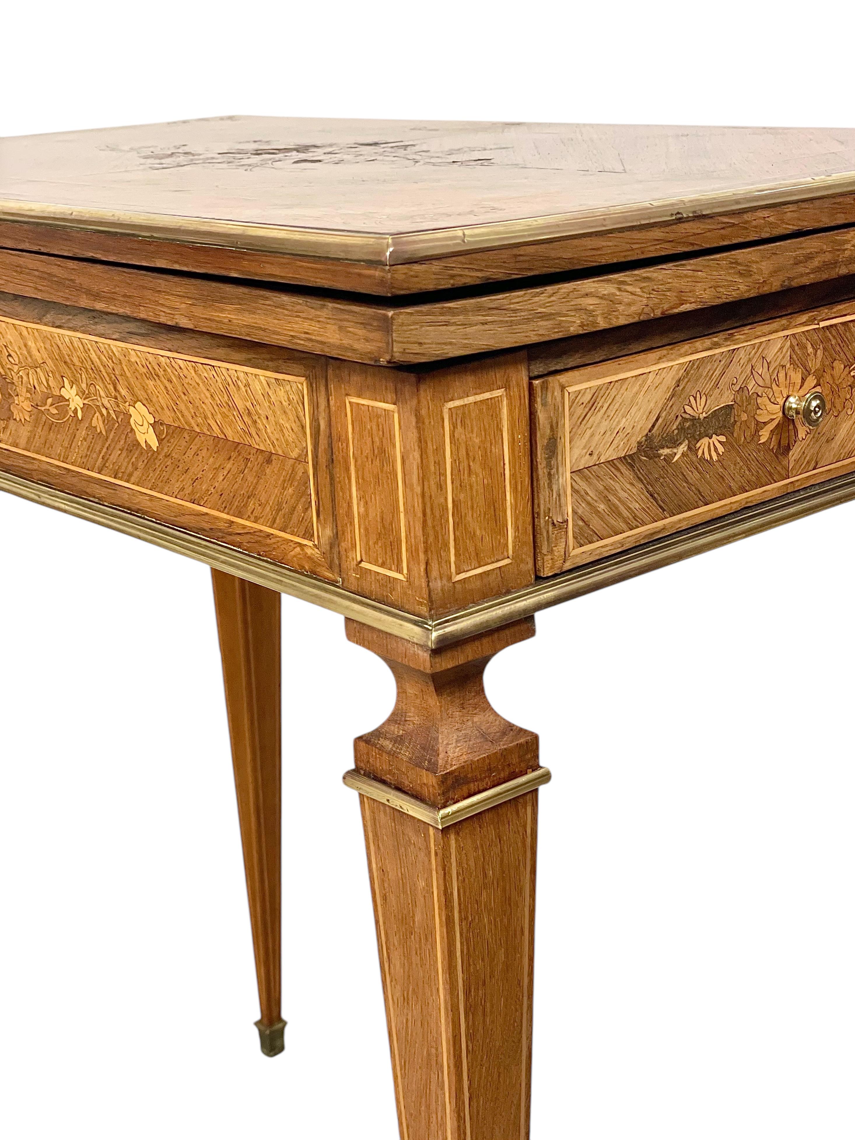 Mesa de juego estilo Luis XVI del siglo XIX con marquetería y detalles de bronce dorado en venta 13