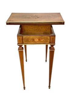 Mesa de juego estilo Luis XVI del siglo XIX con marquetería y detalles de bronce dorado