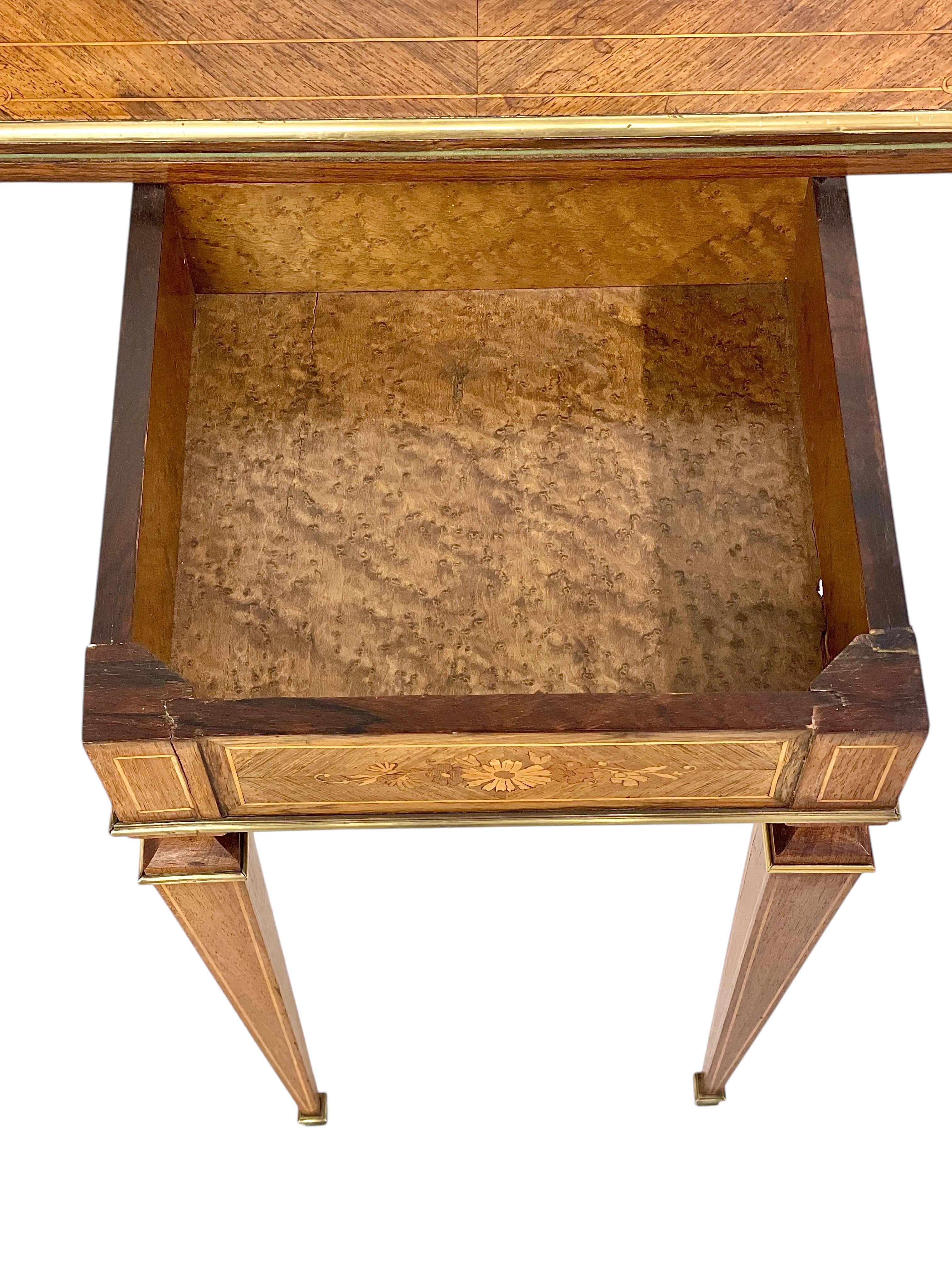 Mesa de juego estilo Luis XVI del siglo XIX con marquetería y detalles de bronce dorado Dorado en venta