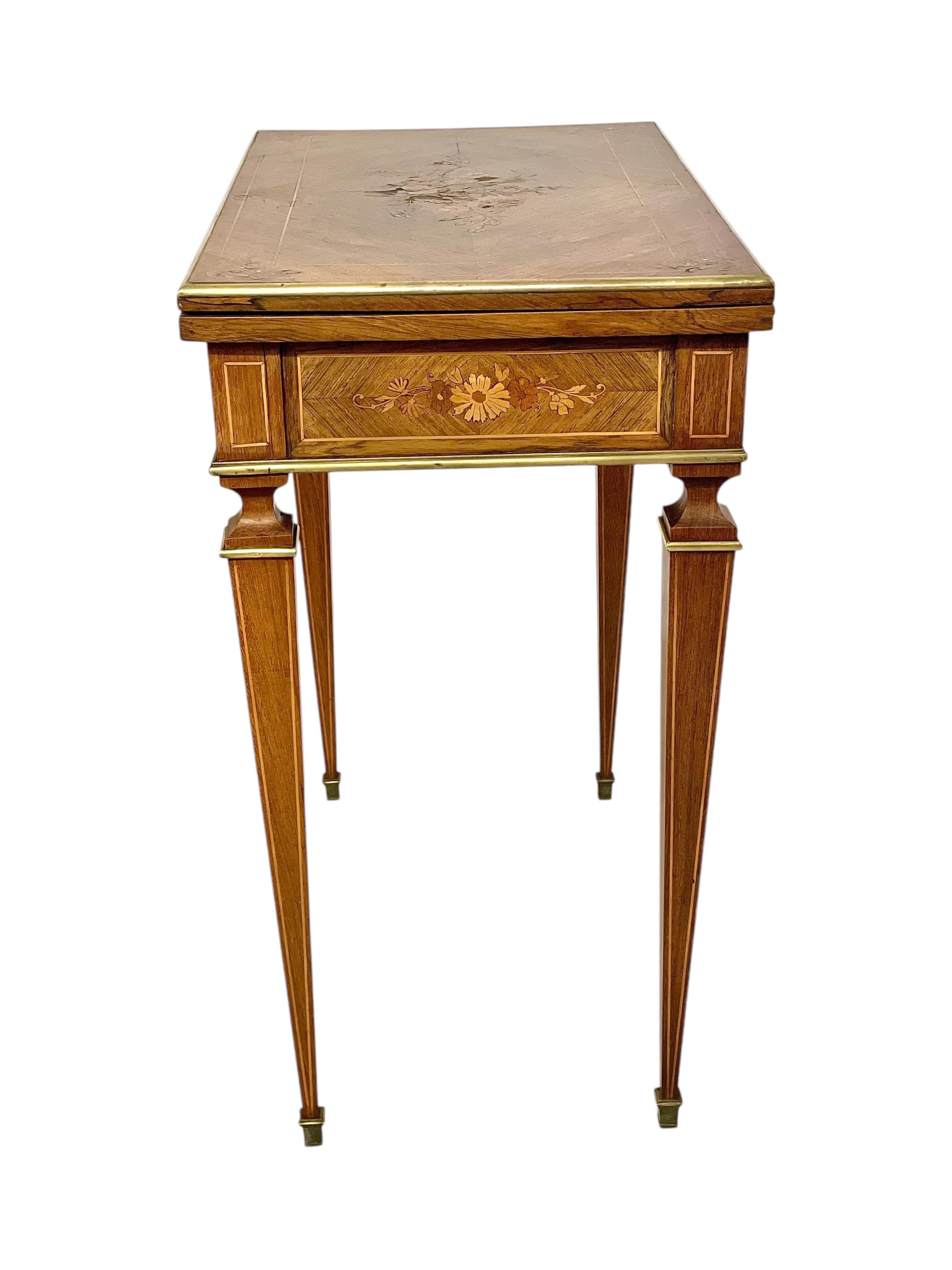 Mesa de juego estilo Luis XVI del siglo XIX con marquetería y detalles de bronce dorado en Bueno estado para la venta en LA CIOTAT, FR