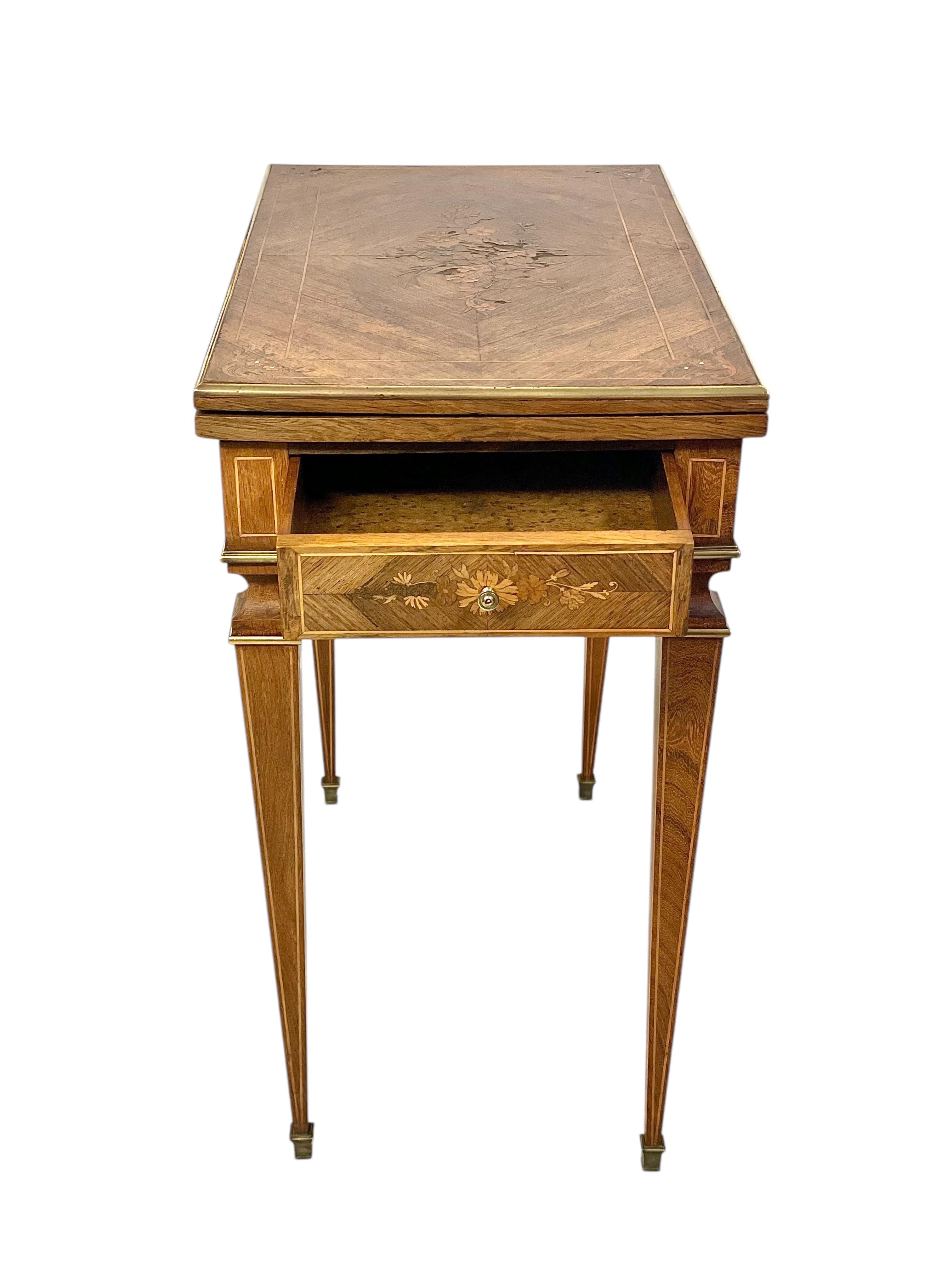 Mesa de juego estilo Luis XVI del siglo XIX con marquetería y detalles de bronce dorado en venta 1