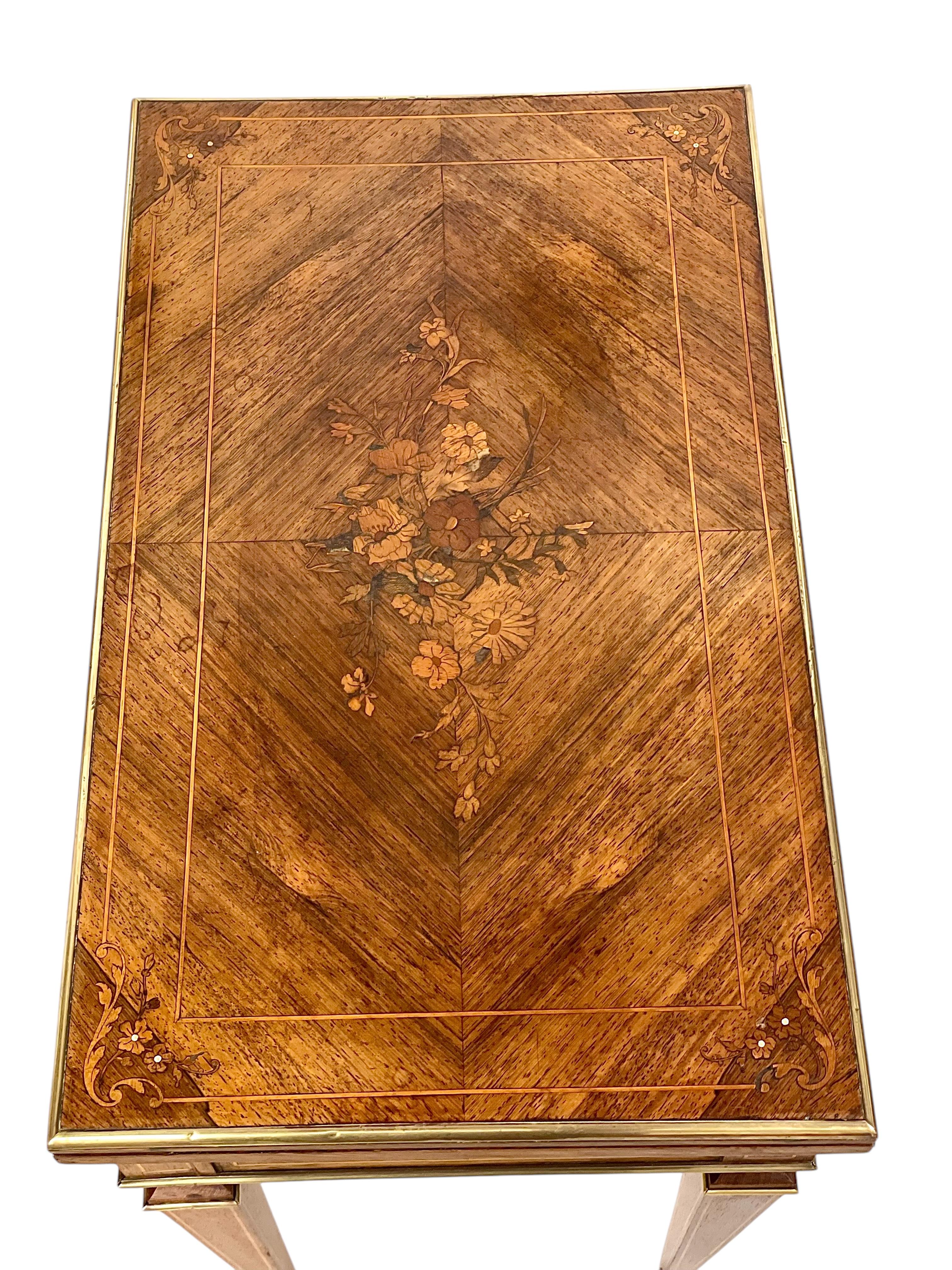 Mesa de juego estilo Luis XVI del siglo XIX con marquetería y detalles de bronce dorado en venta 2