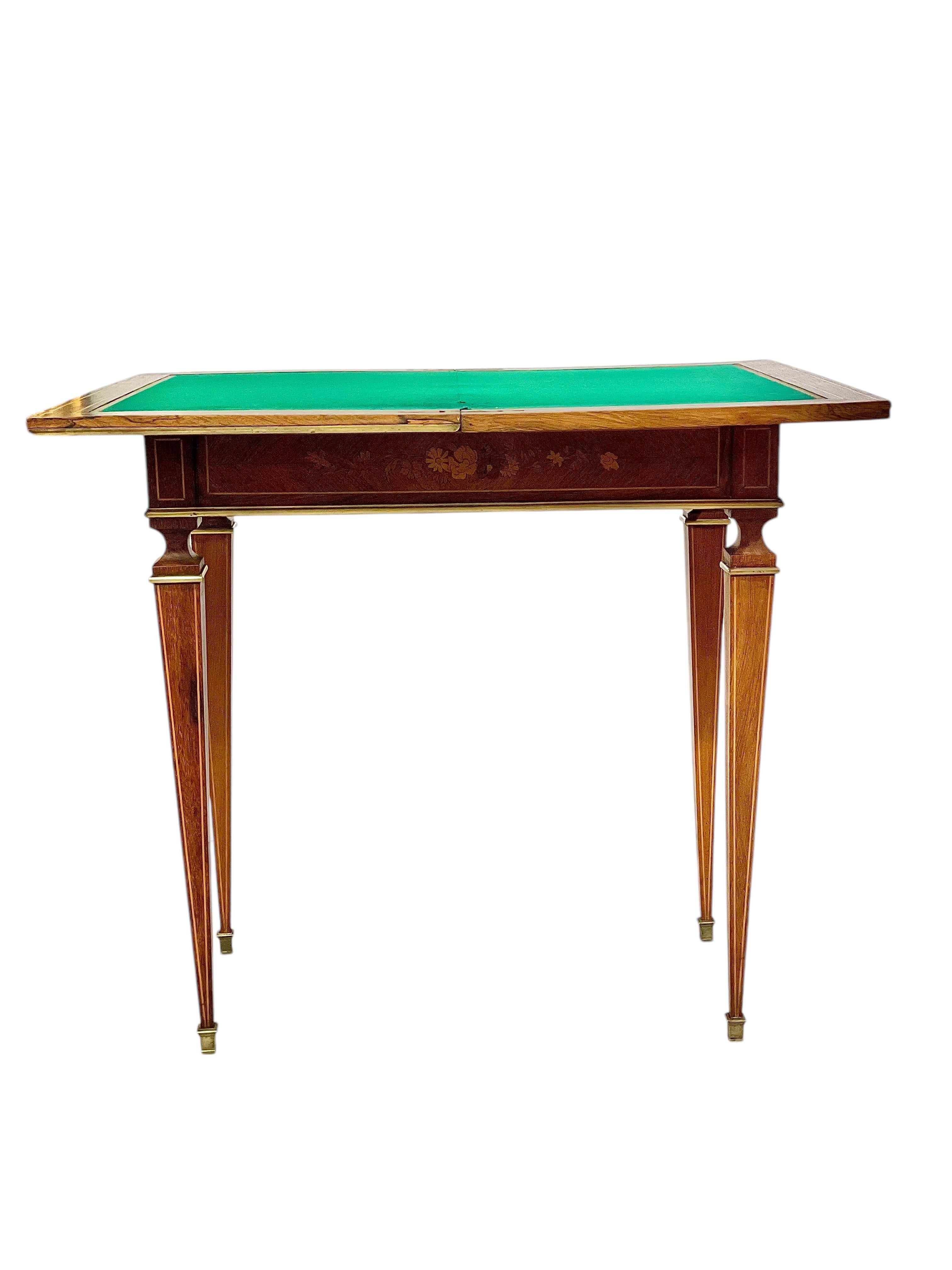 Mesa de juego estilo Luis XVI del siglo XIX con marquetería y detalles de bronce dorado en venta 3