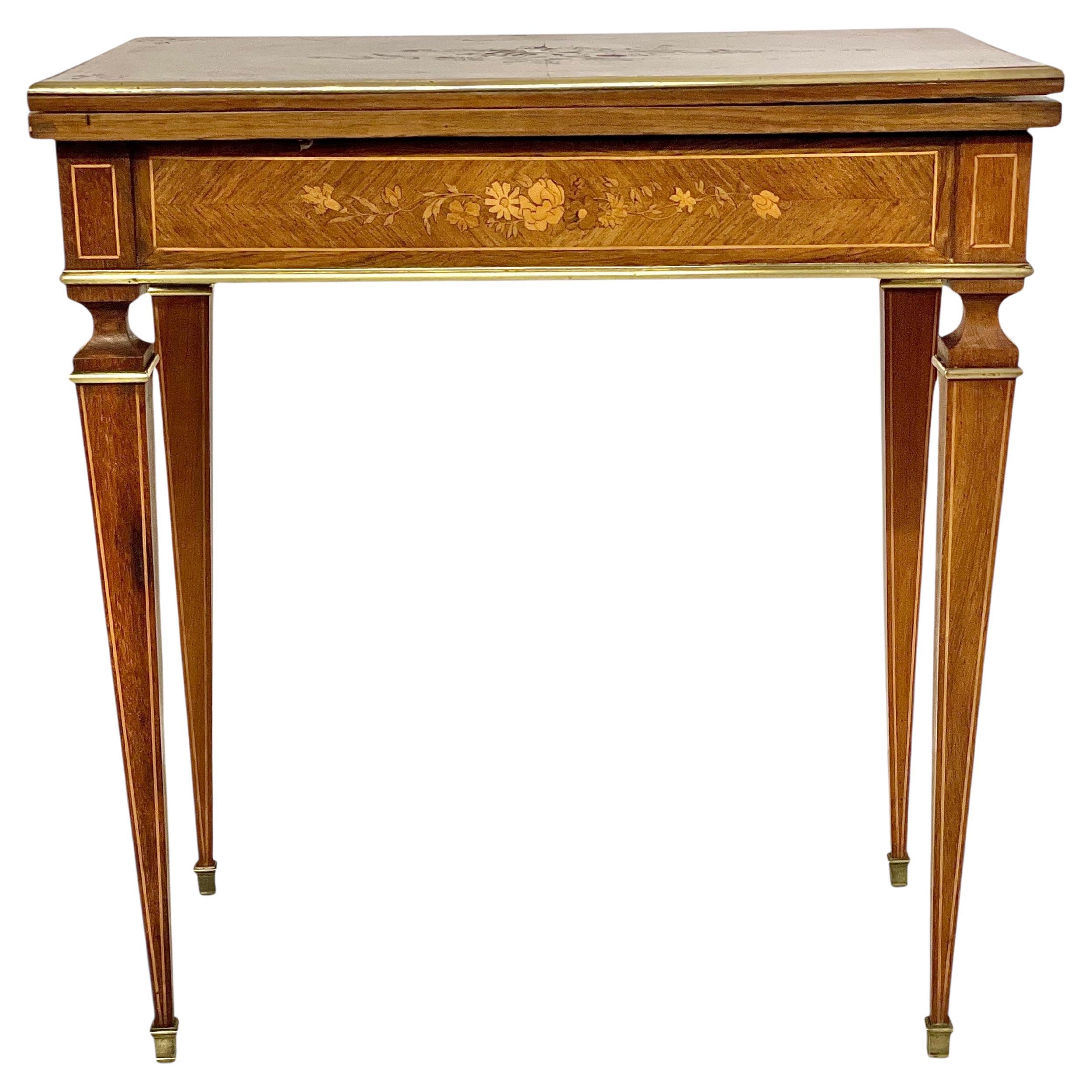 Mesa de juego estilo Luis XVI del siglo XIX con marquetería y detalles de bronce dorado en venta