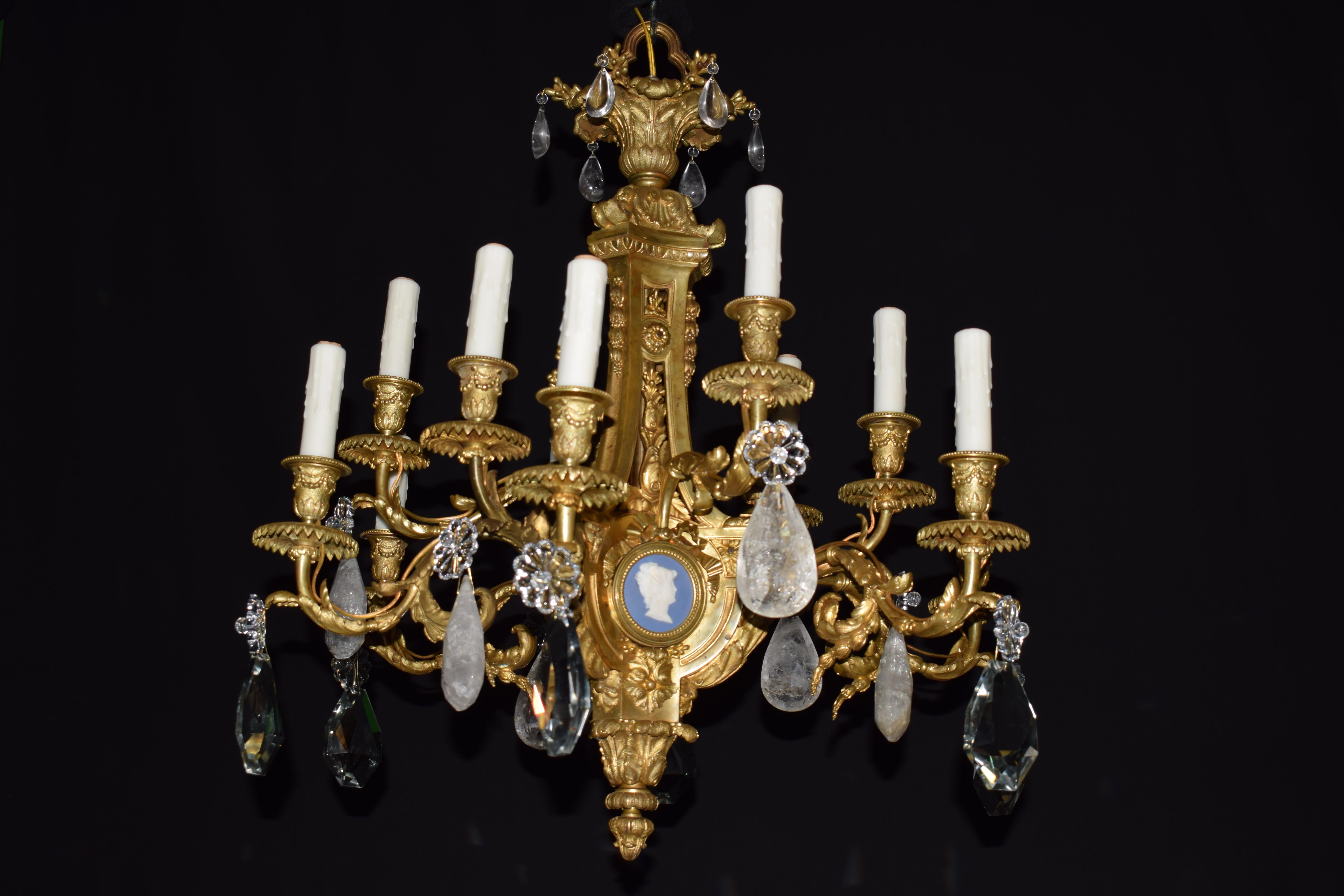 Francese Lampadario in stile Luigi XVI del XIX secolo in bronzo dorato, cristallo e cristallo di rocca in vendita
