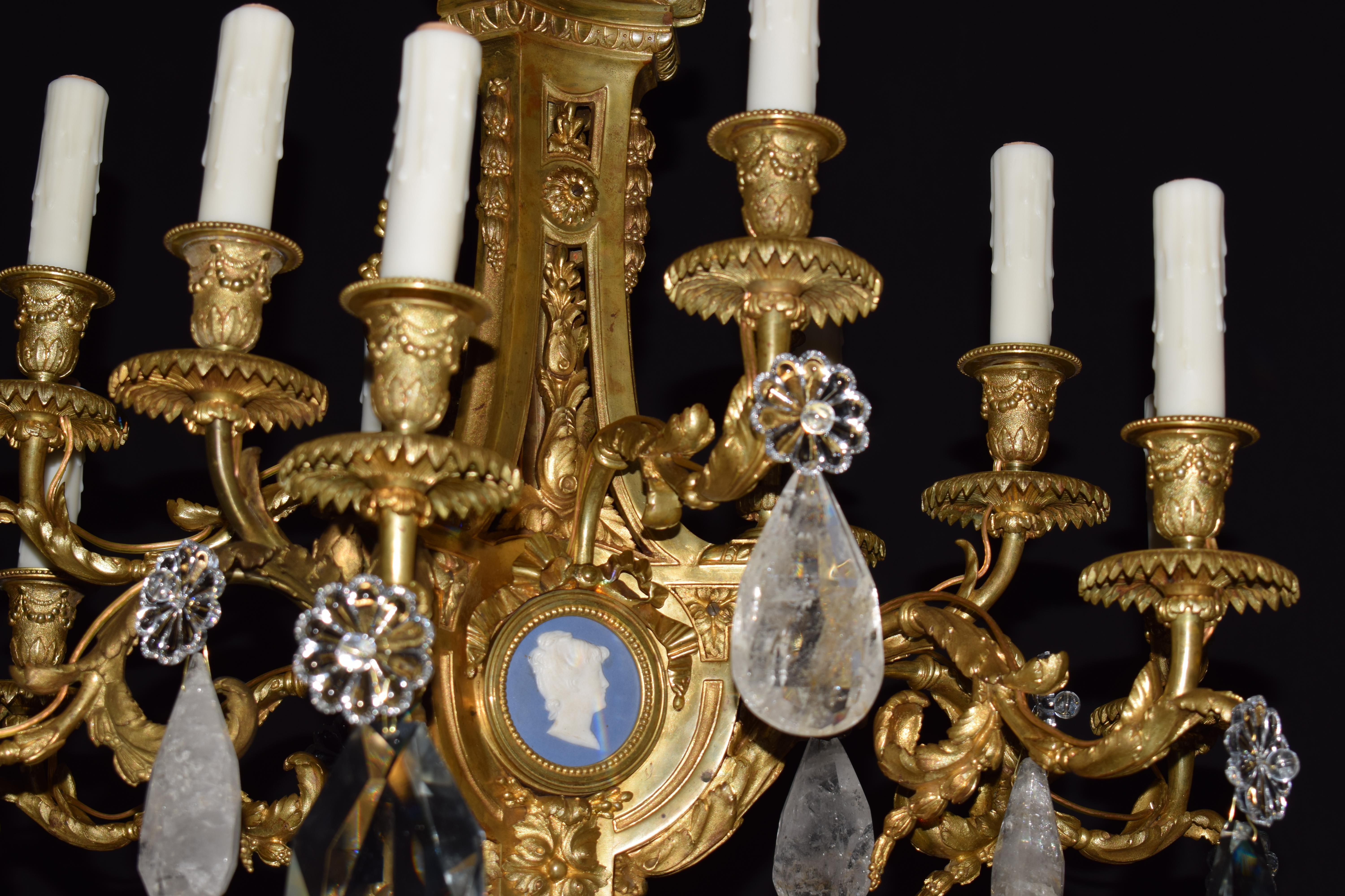 Kronleuchter aus vergoldeter Bronze, Kristall und Bergkristall im Louis-XVI.-Stil des 19. Jahrhunderts (Französisch) im Angebot