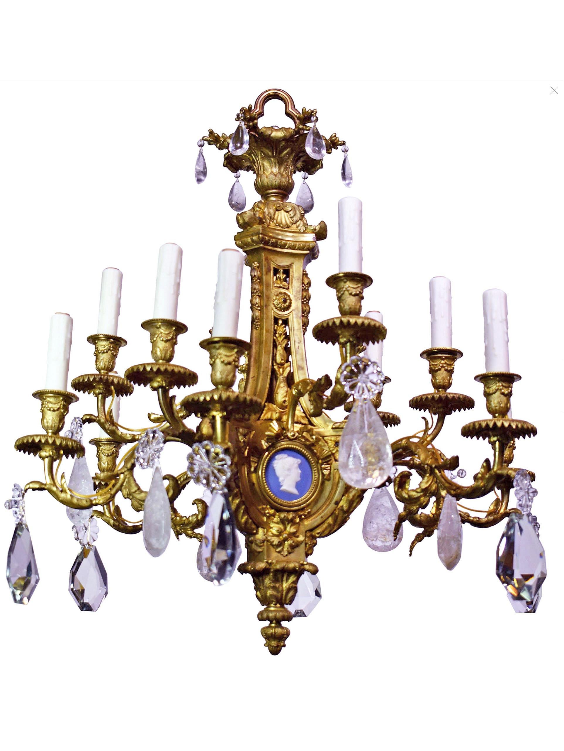 Kronleuchter aus vergoldeter Bronze, Kristall und Bergkristall im Louis-XVI.-Stil des 19. Jahrhunderts im Angebot