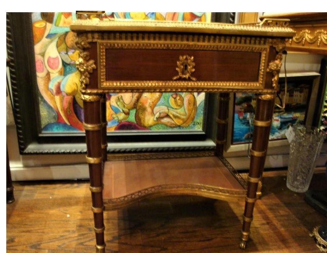L'article suivant est une magnifique table d'appoint en acajou et parqueterie de style Louis XVI français du 19e siècle, de qualité muséale, montée sur bronze. Tiré d'une importante collection de la ville de New York. Un chef-d'œuvre exquis et d'une