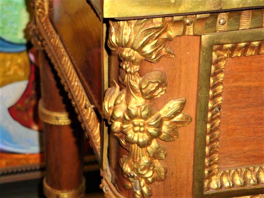 Beistelltisch aus vergoldeter Bronze im Louis-XVI-Stil mit Mahagoni-Marketerie aus dem 19. im Zustand „Gut“ im Angebot in New York, NY