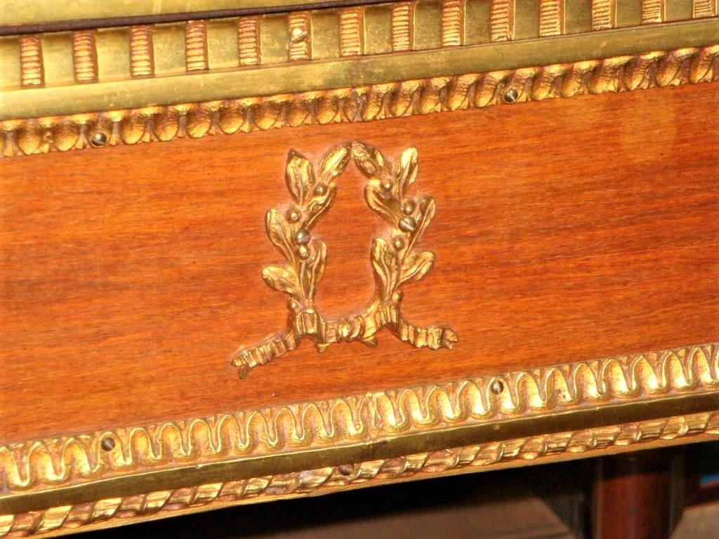 20ième siècle Table d'appoint de style Louis XVI du 19ème siècle, montée sur bronze doré et marquetée de Mahagony en vente