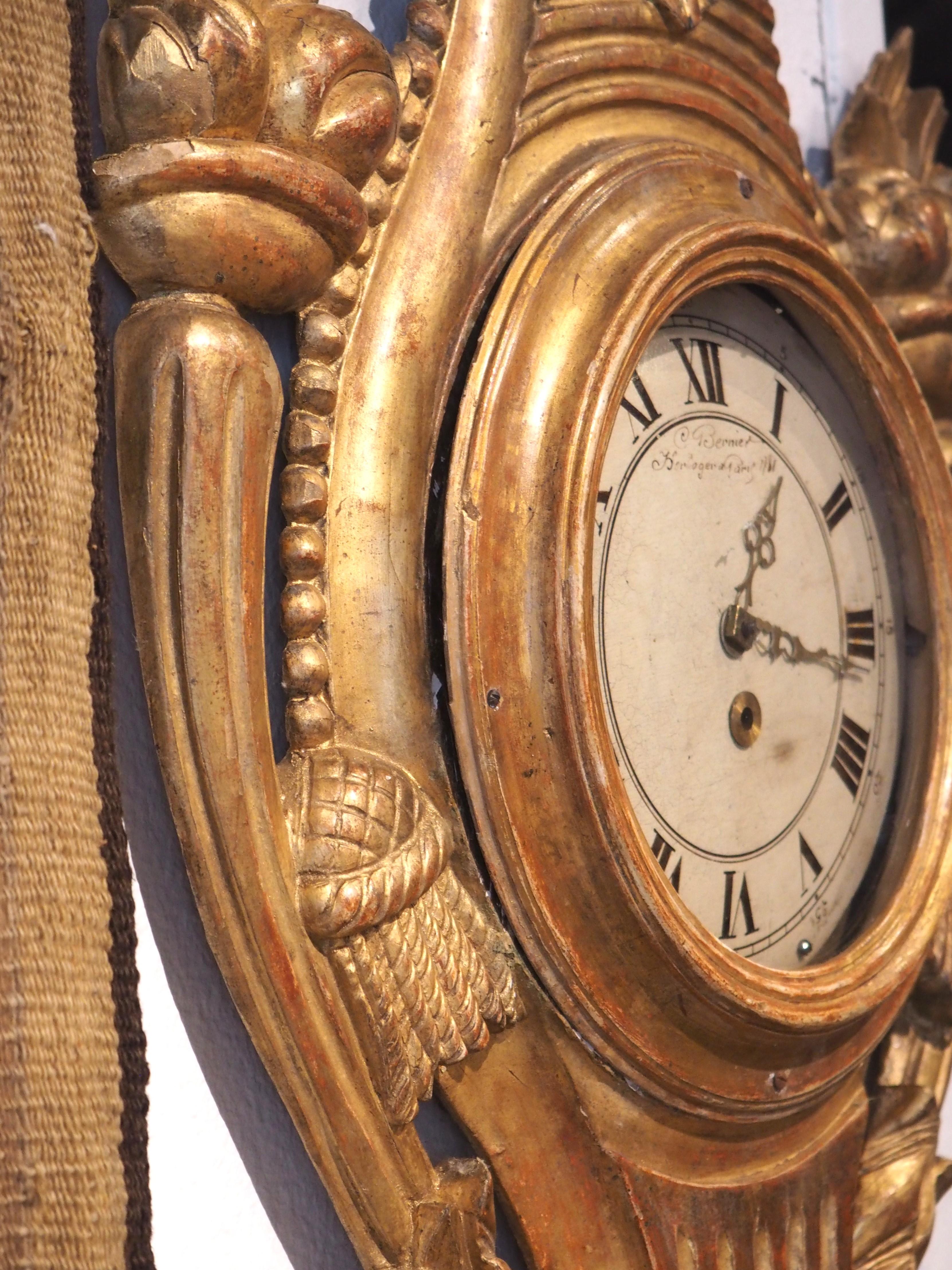 Dieses vergoldete Barometer und Kartell aus der Zeit um 1875 wurde in Frankreich im Stil von Ludwig XVI. handgeschnitzt. Die Stücke sind identisch geschnitzt, wobei das Highlight ein detailliert geflochtener Korb ist, der mit einer Reihe von