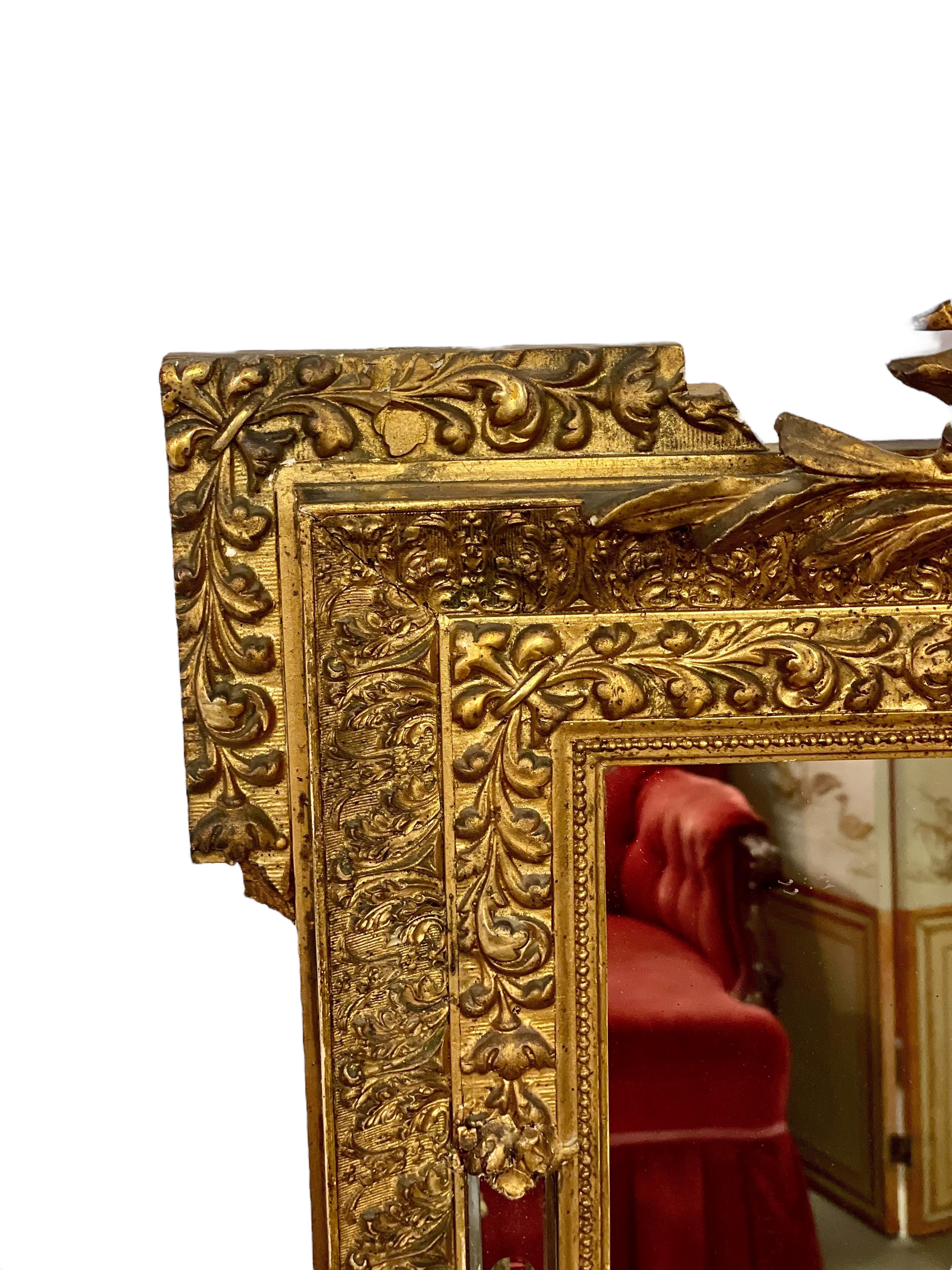 Specchio da parete in legno dorato in stile Luigi XVI di superba qualità, di forma rettangolare e con un insolito disegno a 