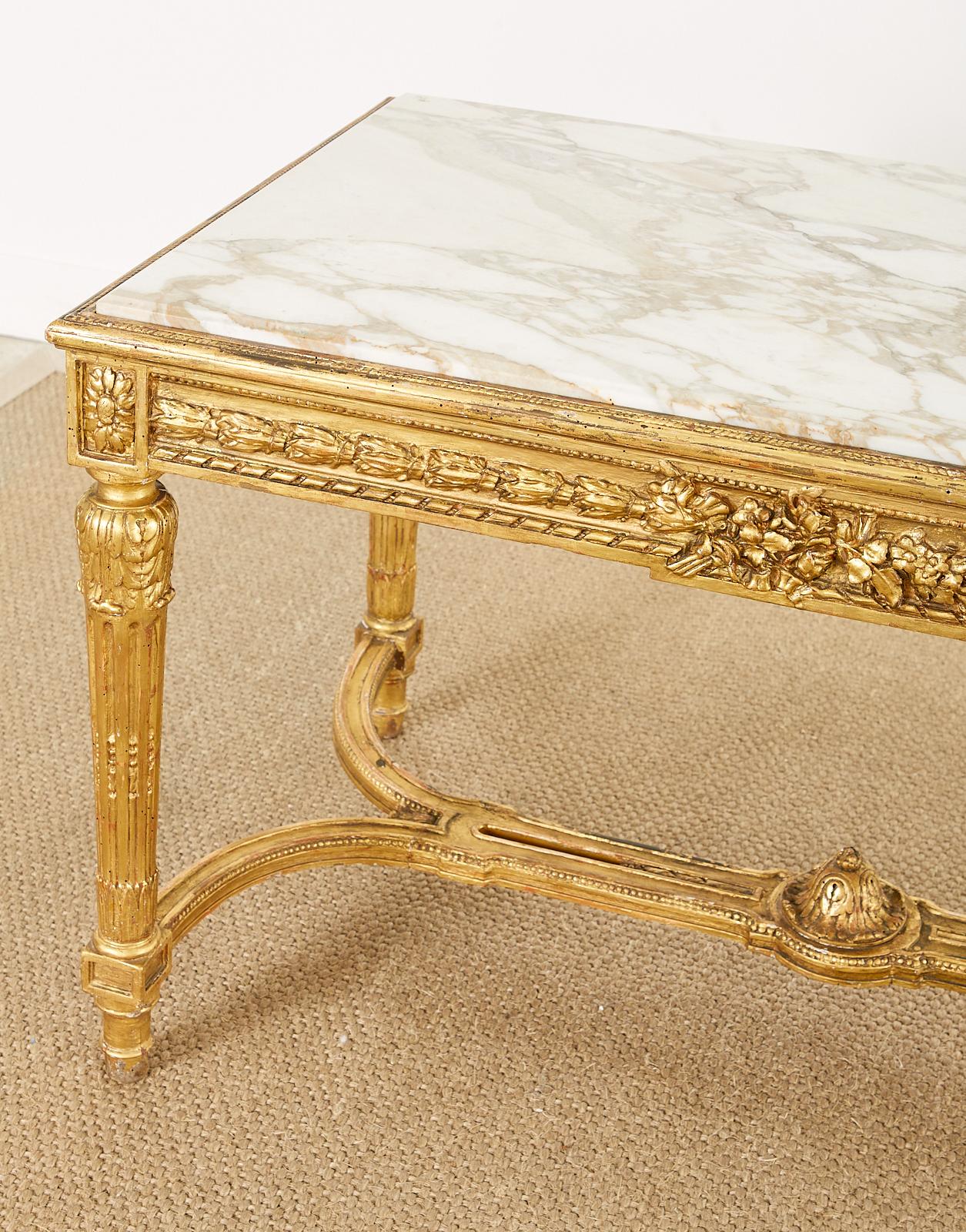 Table de bibliothèque de style Louis XVI du 19ème siècle en bois doré avec plateau en marbre en vente 3