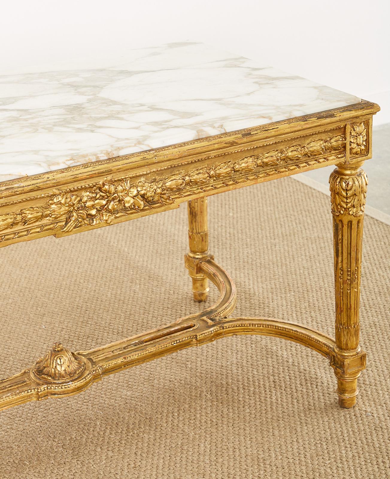 Table de bibliothèque de style Louis XVI du 19ème siècle en bois doré avec plateau en marbre en vente 4