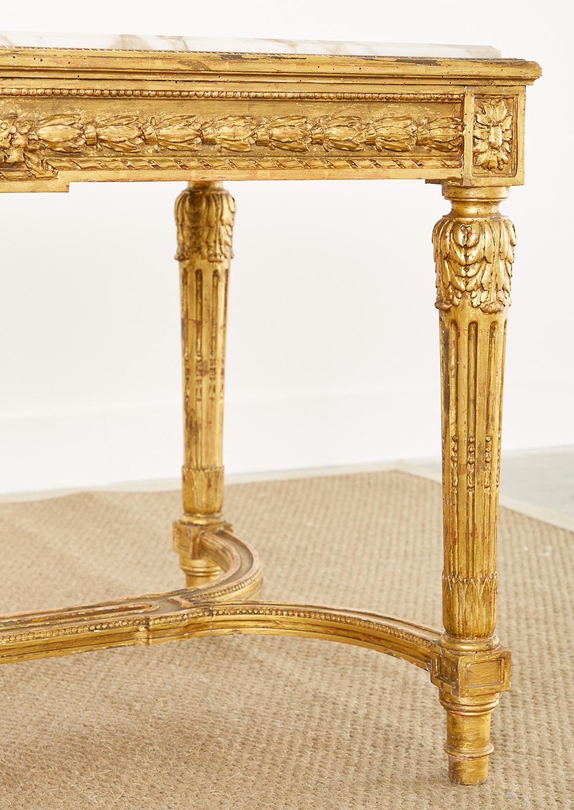 Table de bibliothèque de style Louis XVI du 19ème siècle en bois doré avec plateau en marbre en vente 5