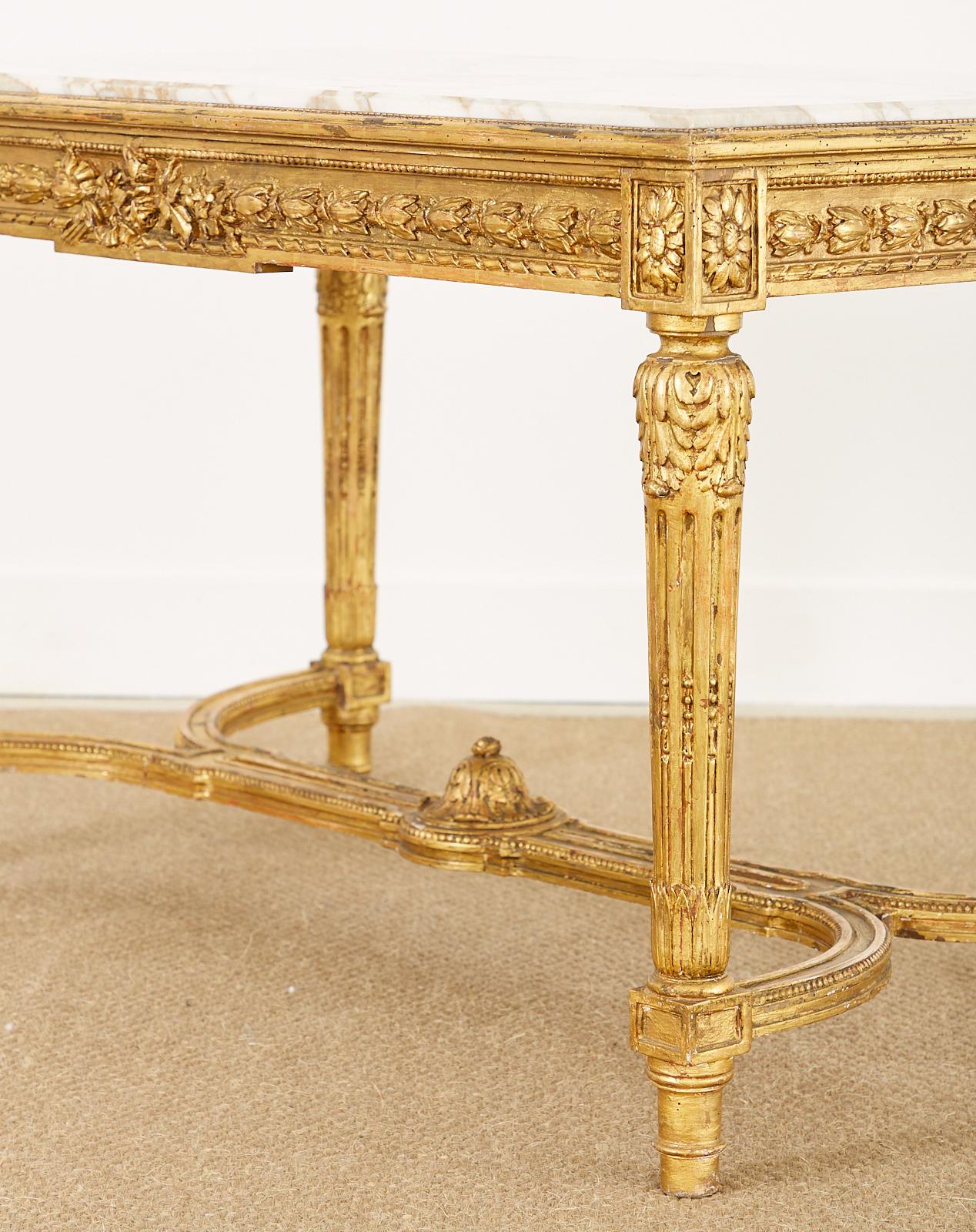 Table de bibliothèque de style Louis XVI du 19ème siècle en bois doré avec plateau en marbre en vente 6