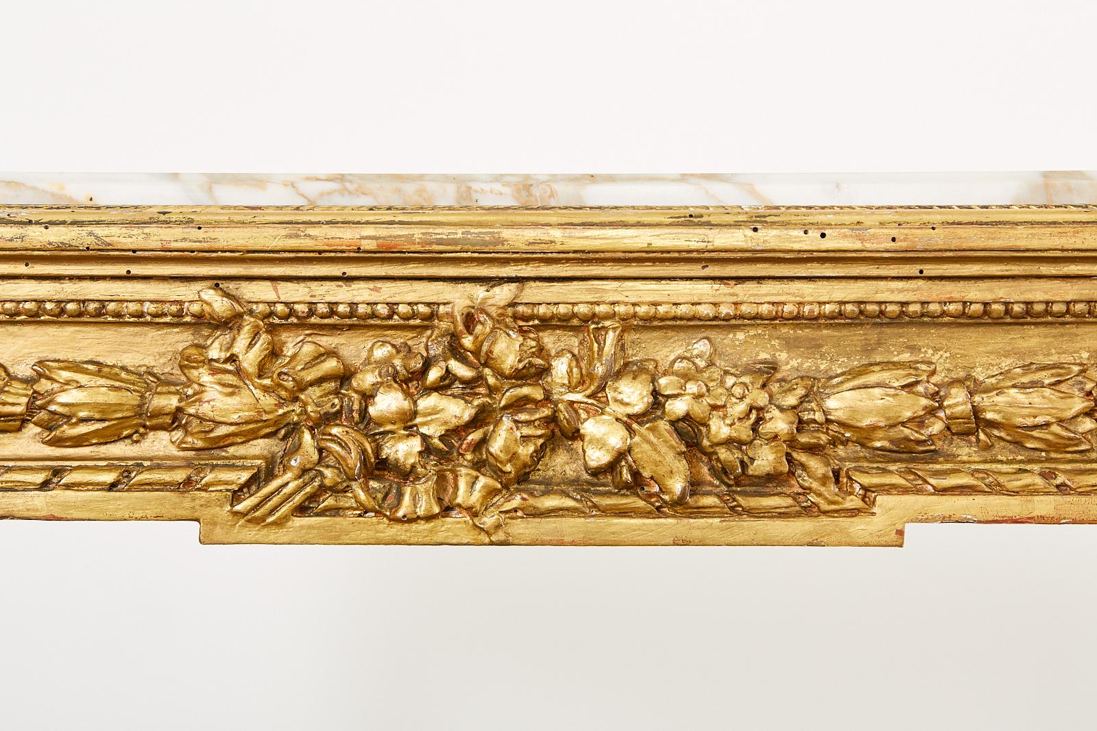 Table de bibliothèque de style Louis XVI du 19ème siècle en bois doré avec plateau en marbre en vente 9