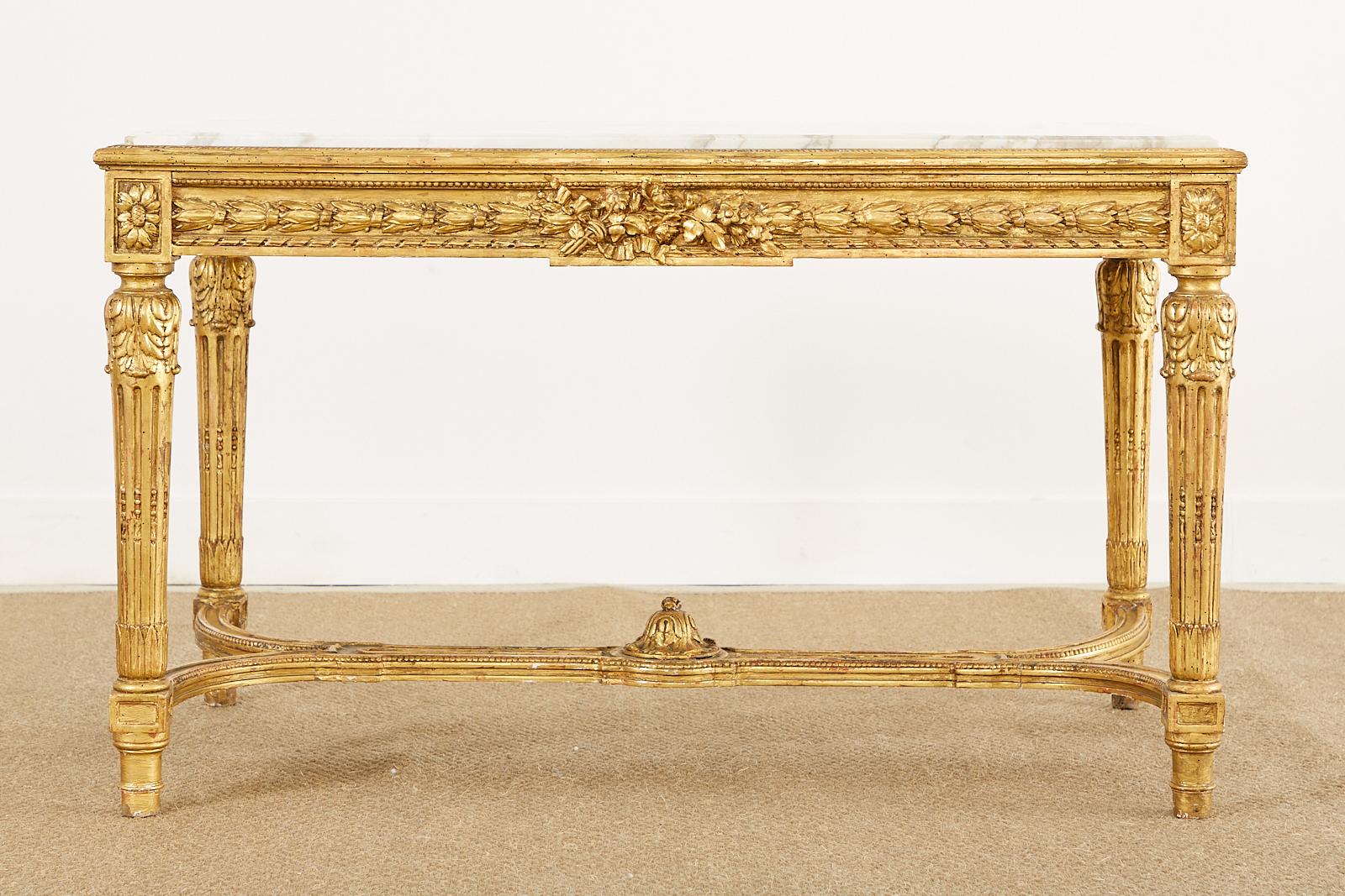 Table de bibliothèque de style Louis XVI du 19ème siècle en bois doré avec plateau en marbre en vente 13