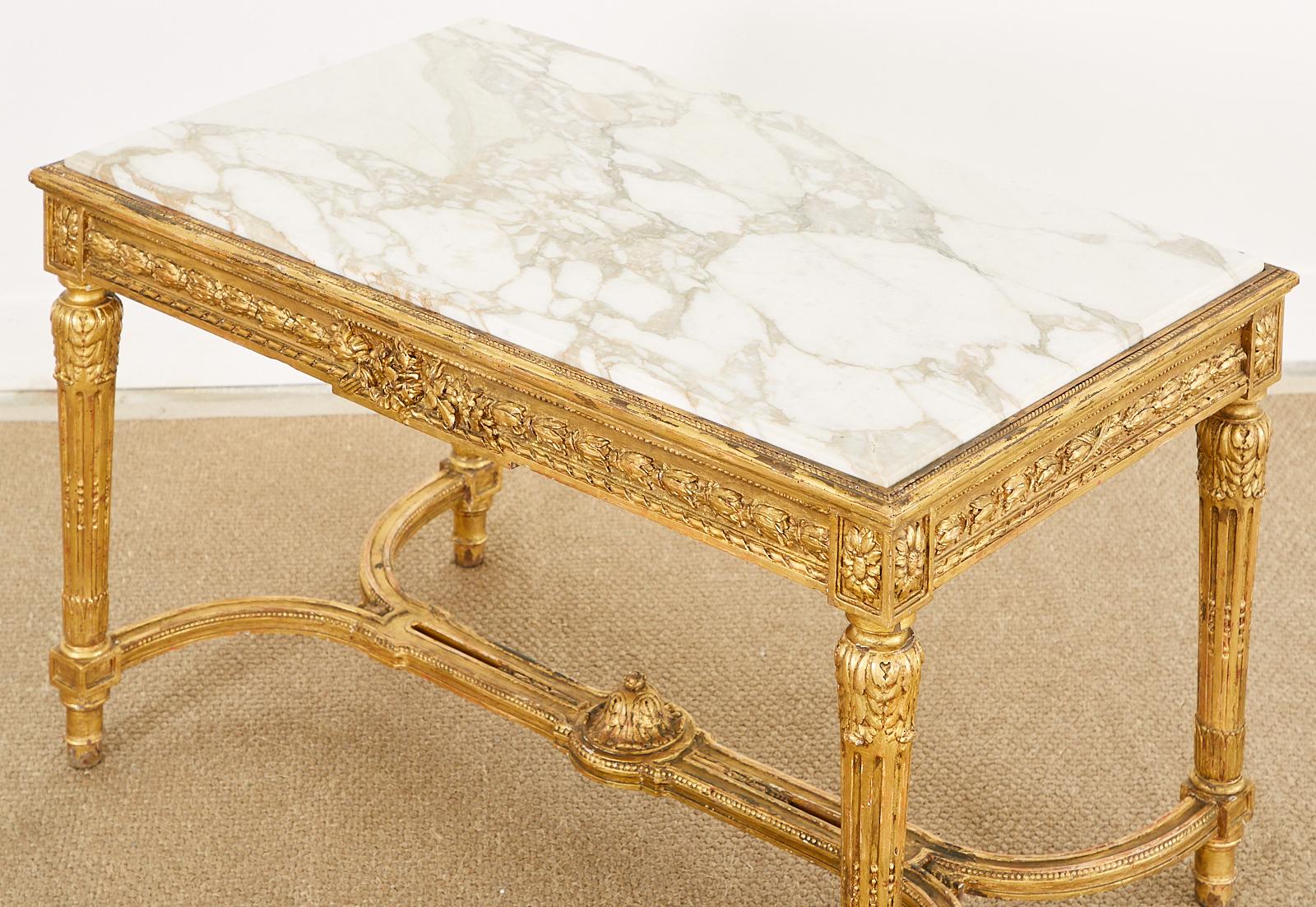 Français Table de bibliothèque de style Louis XVI du 19ème siècle en bois doré avec plateau en marbre en vente