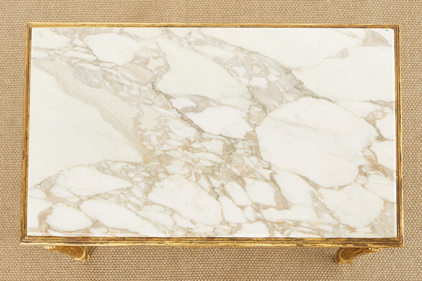 Mesa de biblioteca de madera dorada con tapa de mármol estilo Luis XVI del siglo XIX Mármol de Carrara en venta