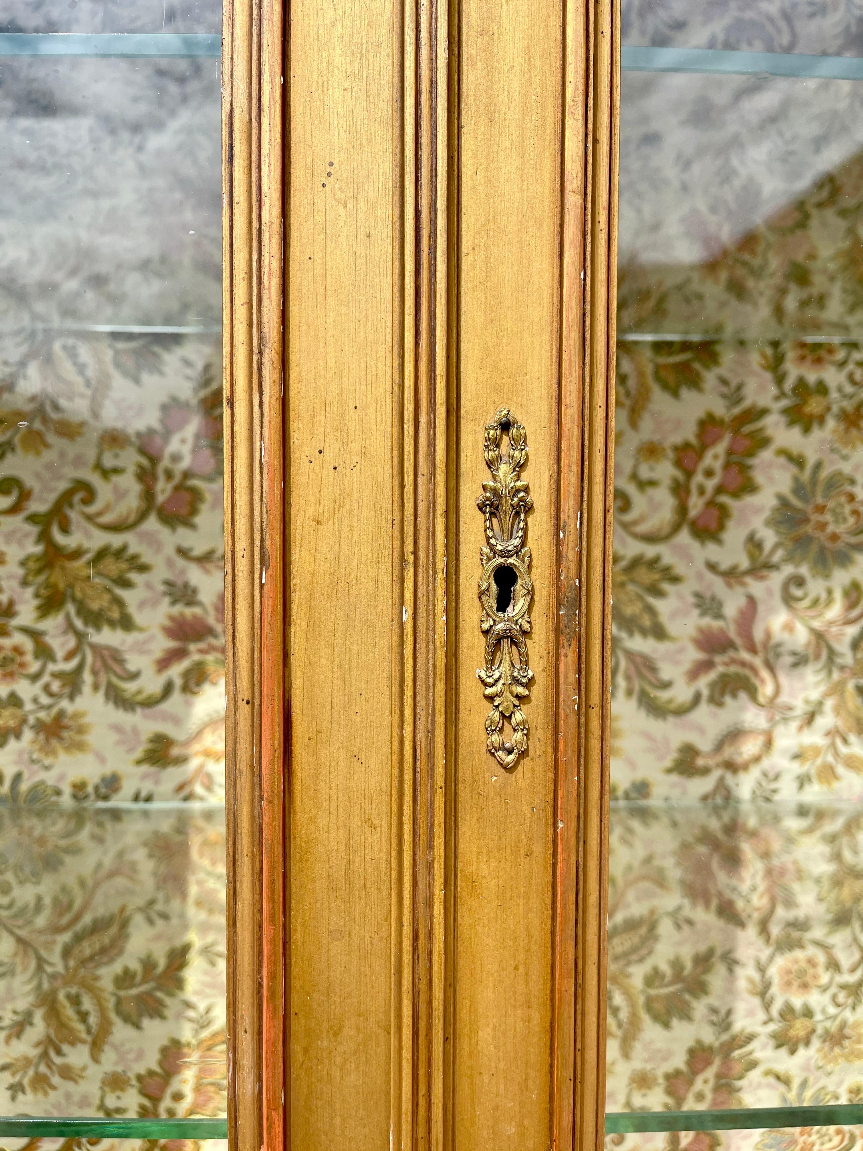 Vetro Vetrina in legno dorato e Wood Wood del XIX secolo, stile Luigi XVI in vendita