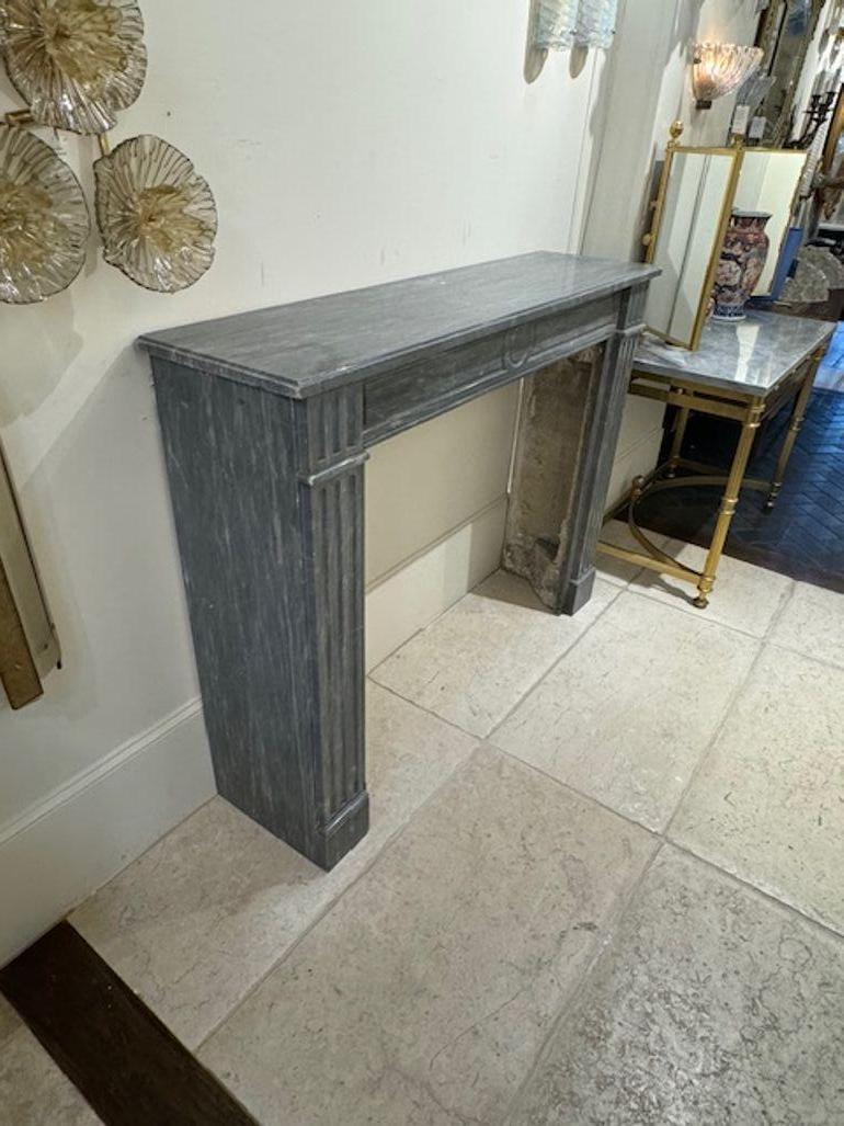 Grauer Kaminsims im Louis-XVI-Stil des 19. (Marmor)