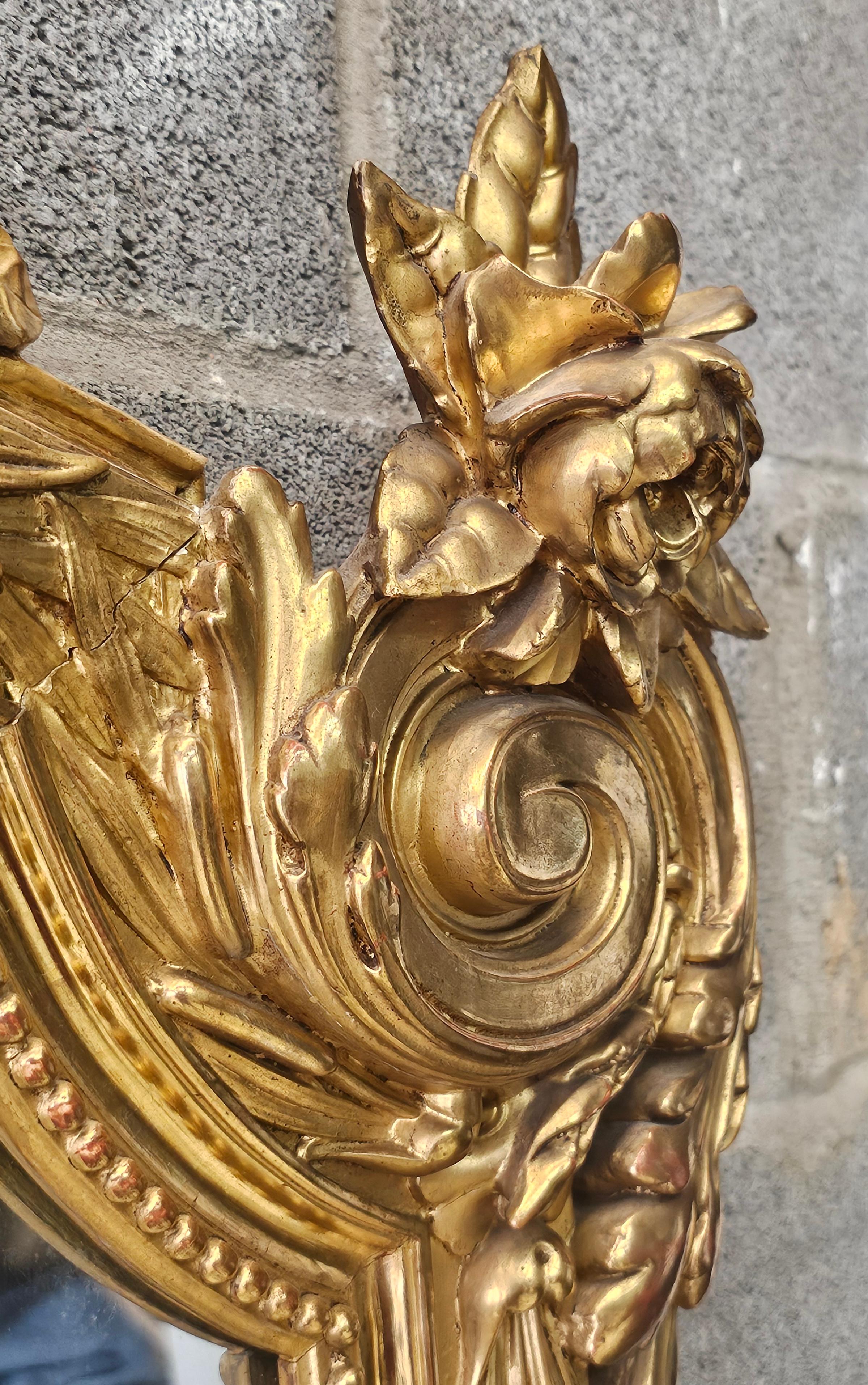 Grand miroir de style Louis XVI du 19ème siècle, fabriqué à la main, décoré de feuillages en vente 6