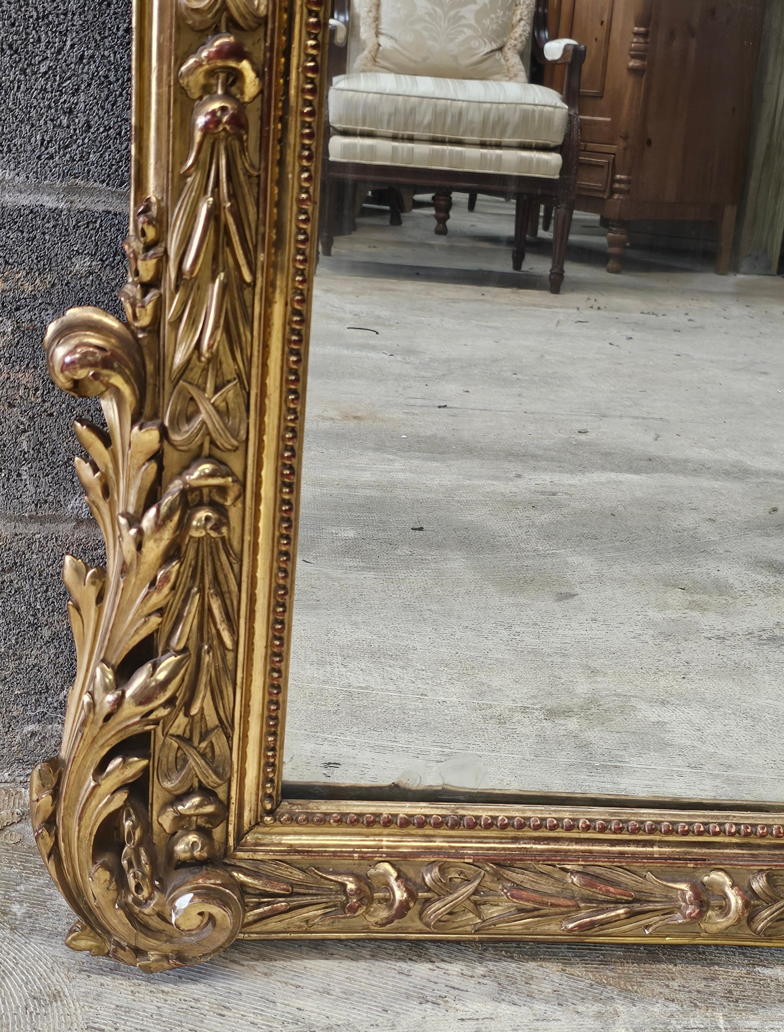 Grand miroir de style Louis XVI du 19ème siècle, fabriqué à la main, décoré de feuillages en vente 9