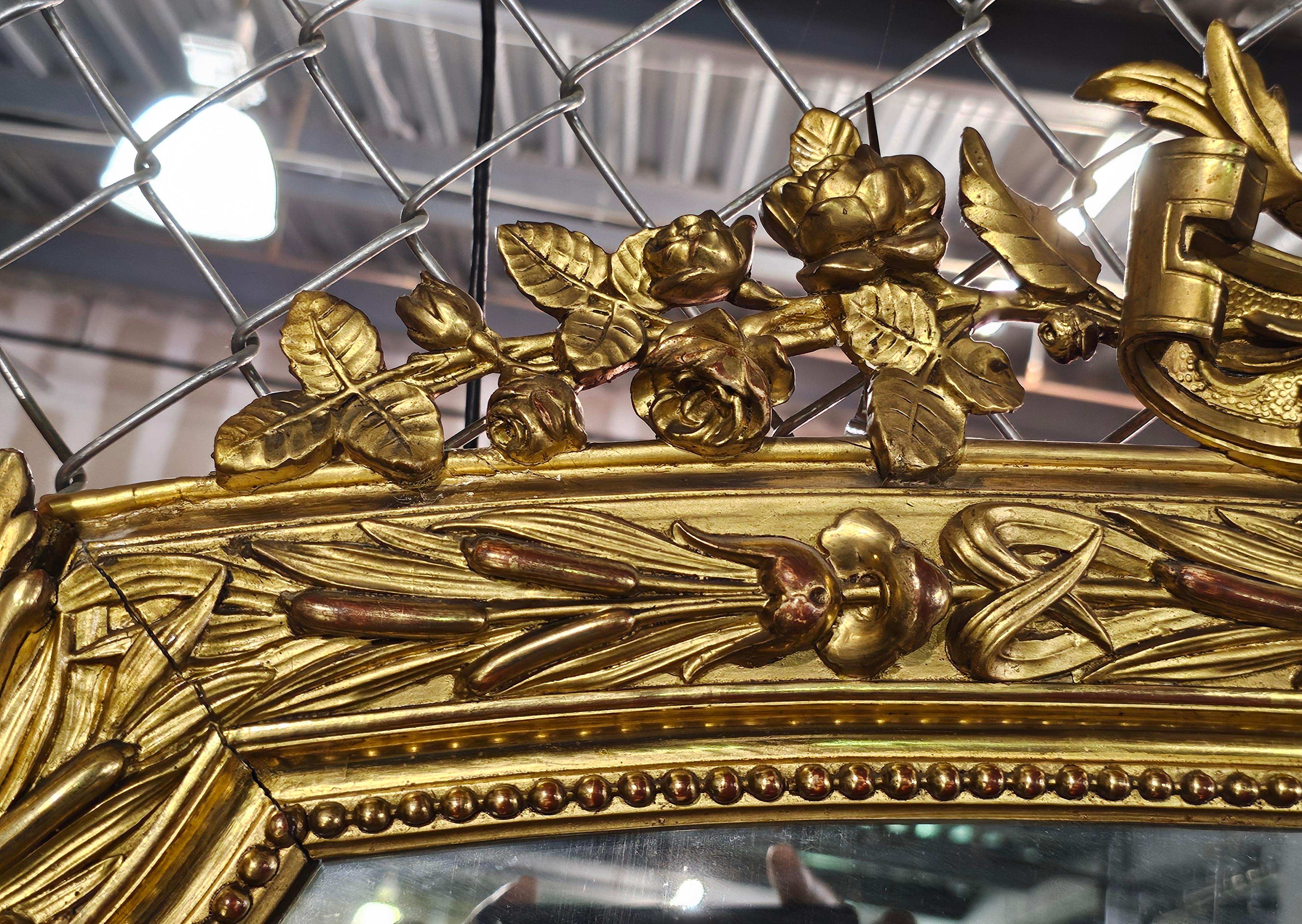 Inconnu Grand miroir de style Louis XVI du 19ème siècle, fabriqué à la main, décoré de feuillages en vente
