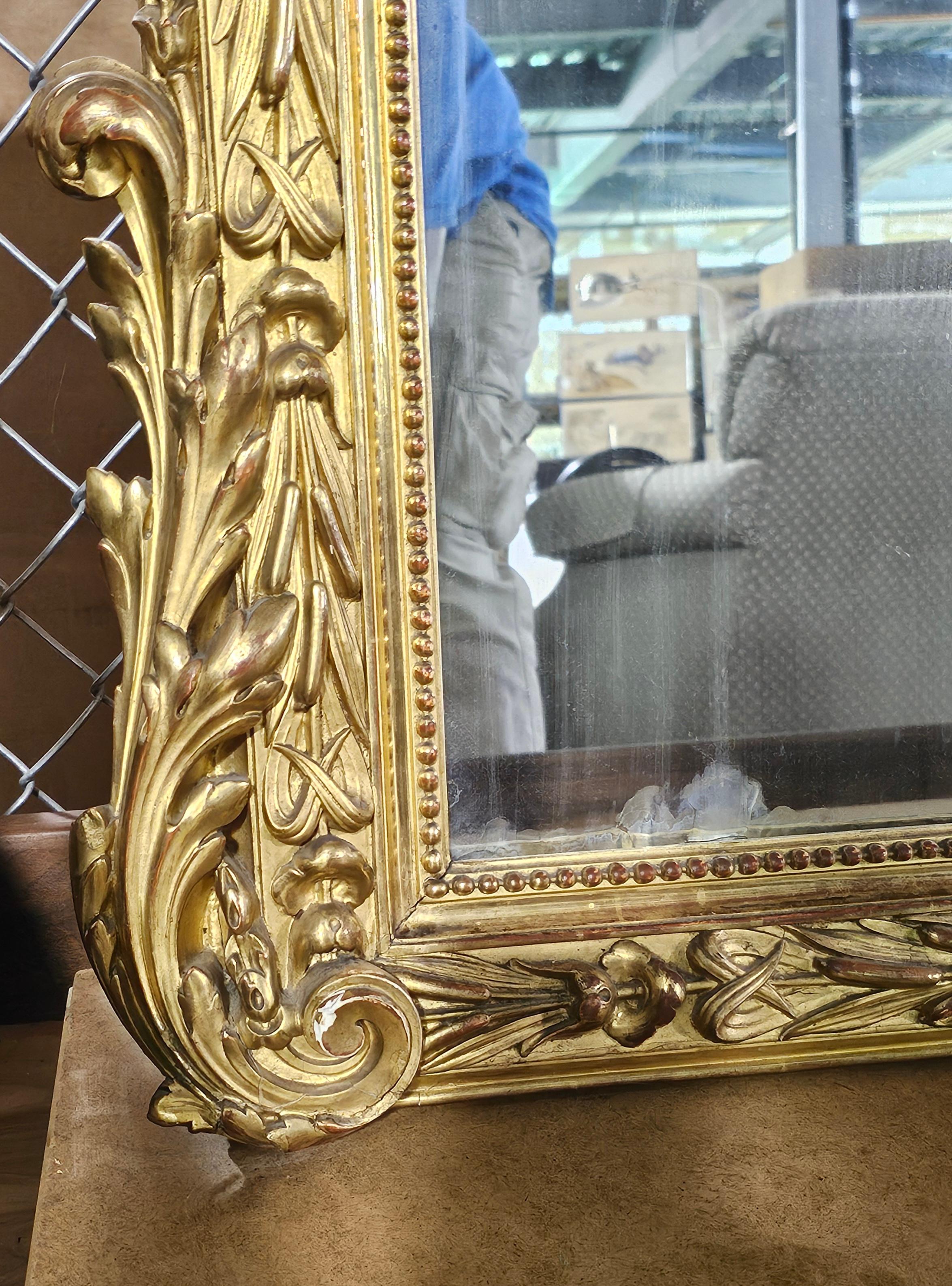 Doré Grand miroir de style Louis XVI du 19ème siècle, fabriqué à la main, décoré de feuillages en vente